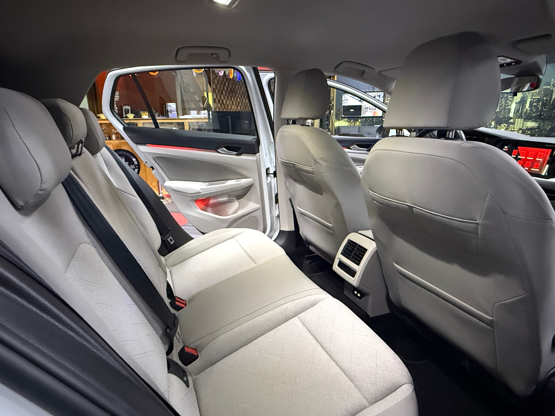 VW Golf 2.0 TDI Life-image-17