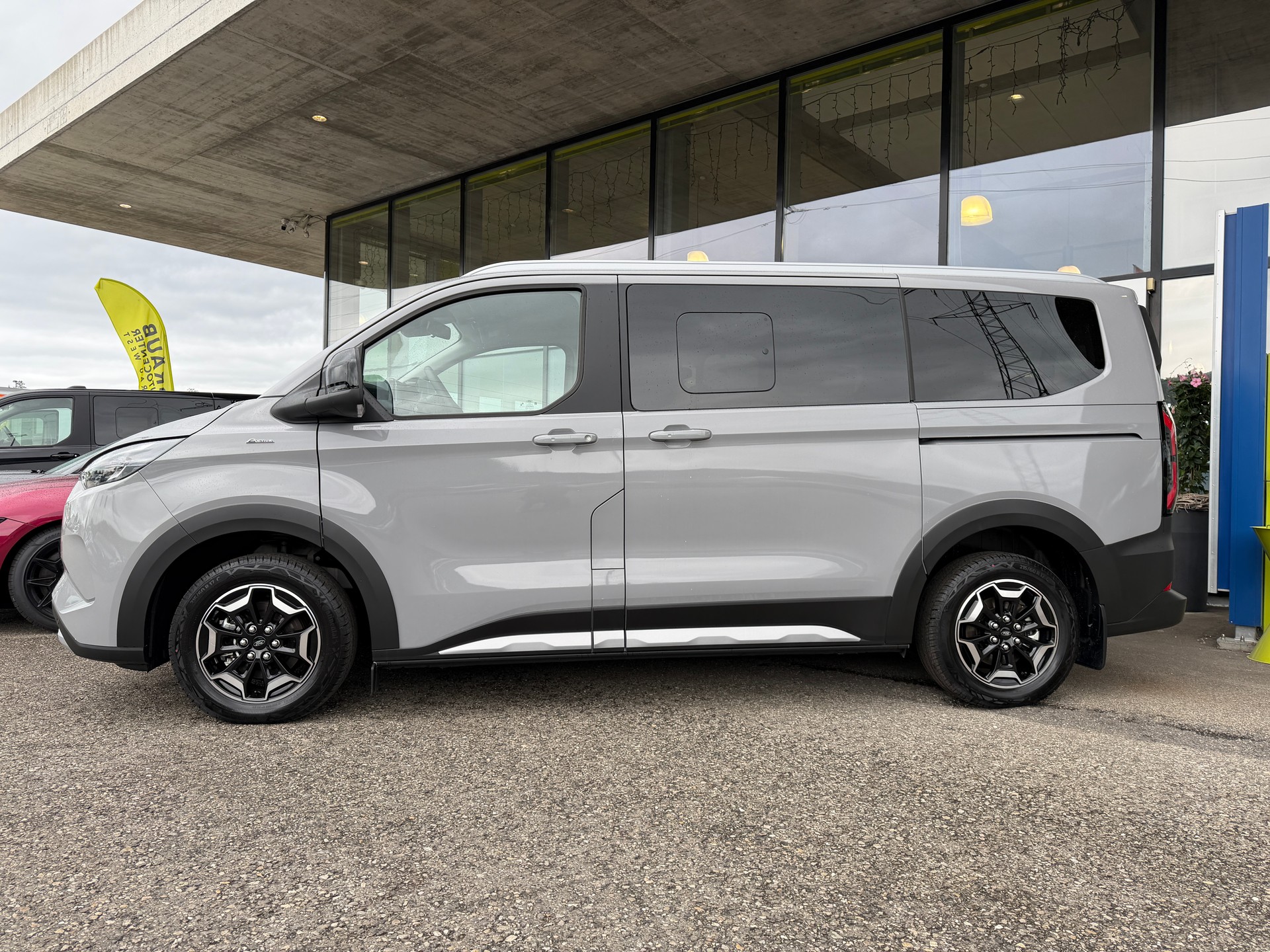 FORD Tourneo Bus 340 L1H1 65kWh Active-showroom-element-3