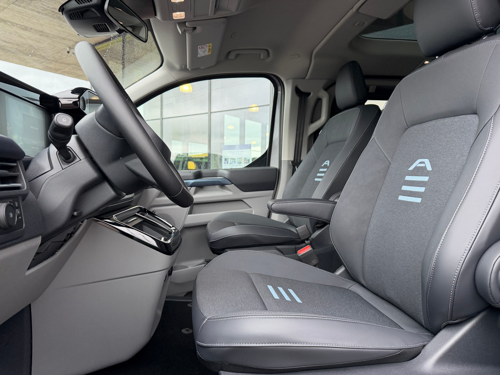 FORD Tourneo Bus 340 L1H1 65kWh Active-image-7