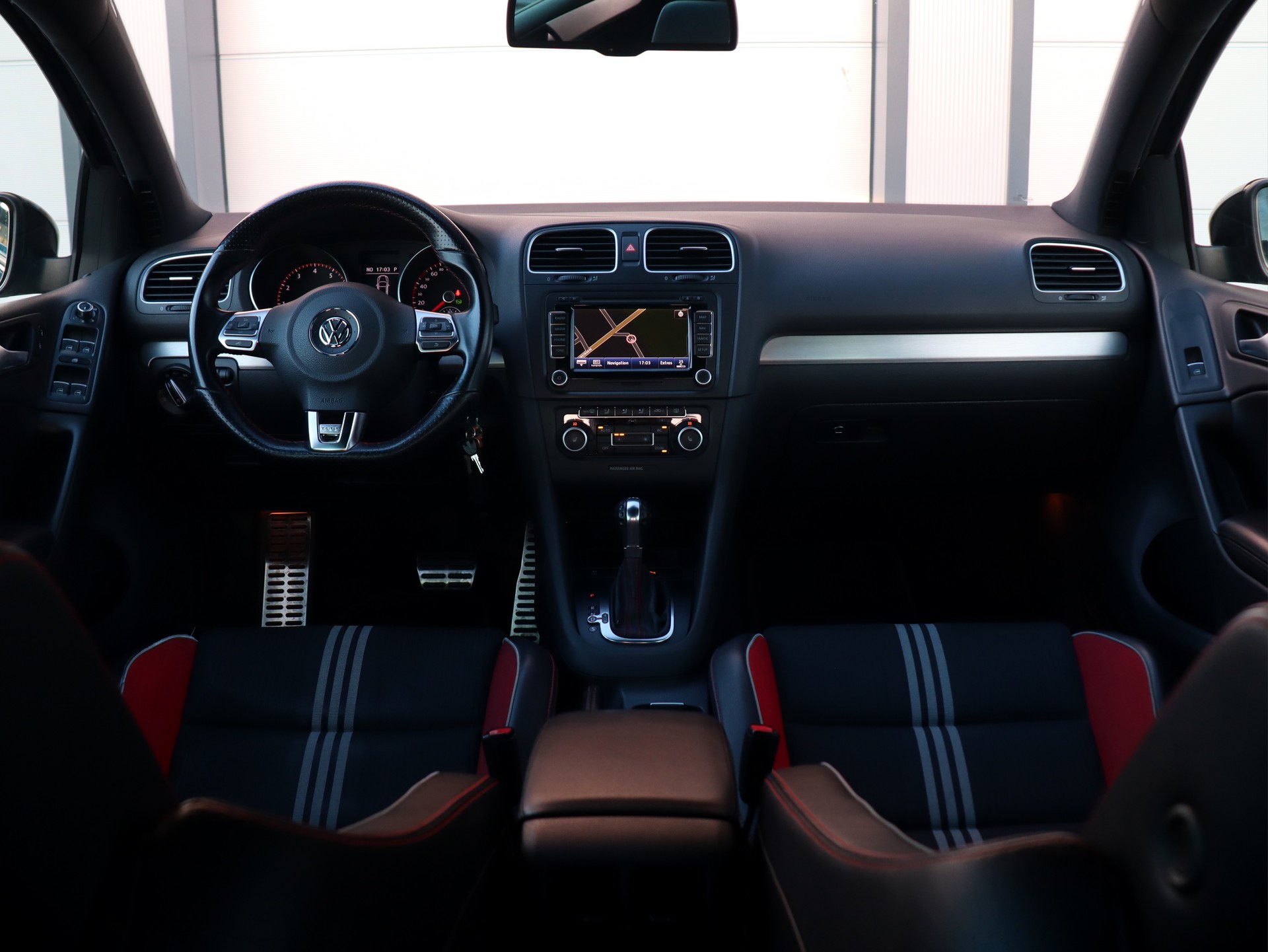 VW Golf 2.0 TSI GTI Adidas DSG (CH)-image-10