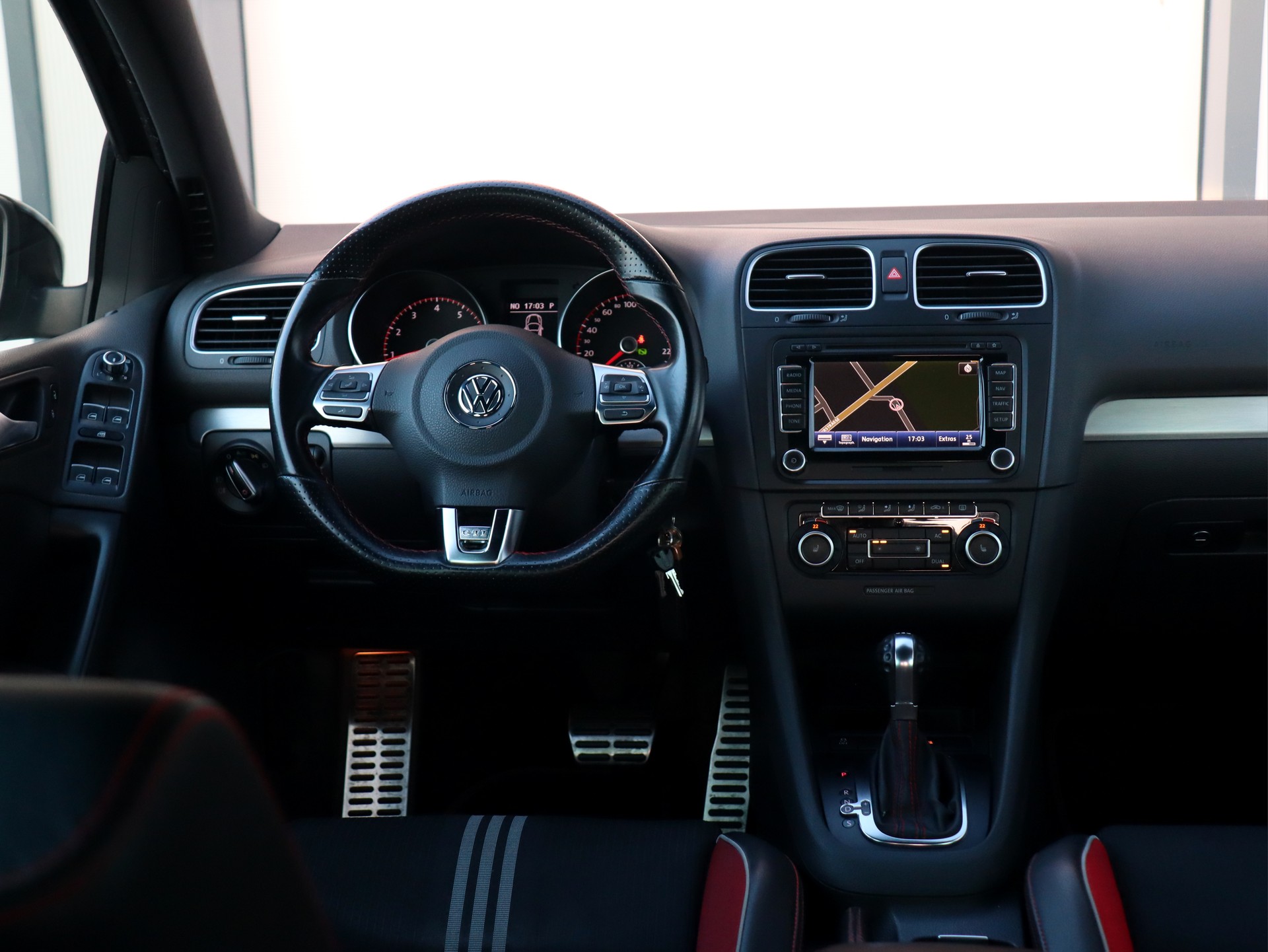 VW Golf 2.0 TSI GTI Adidas DSG (CH)-image-4