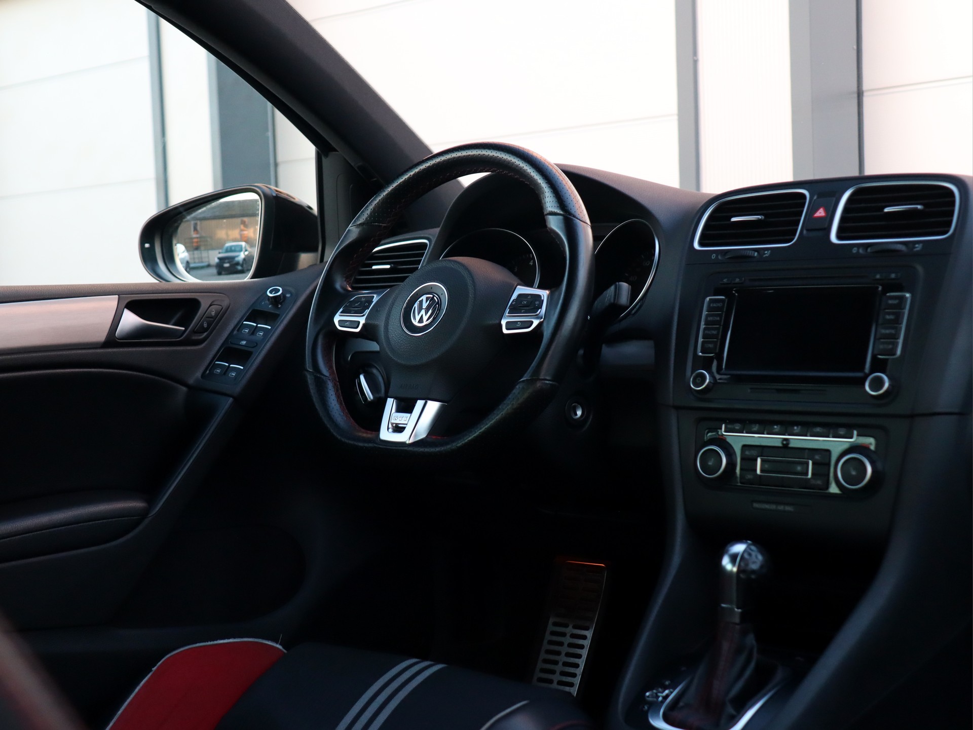 VW Golf 2.0 TSI GTI Adidas DSG (CH)-image-9