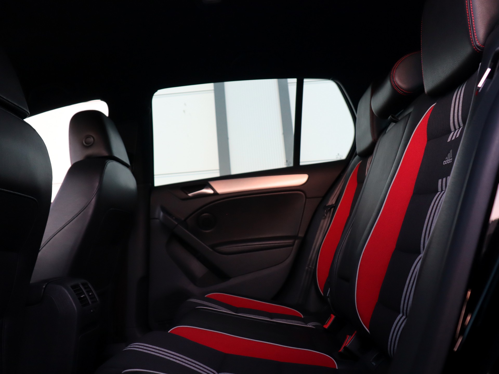 VW Golf 2.0 TSI GTI Adidas DSG (CH)-image-5