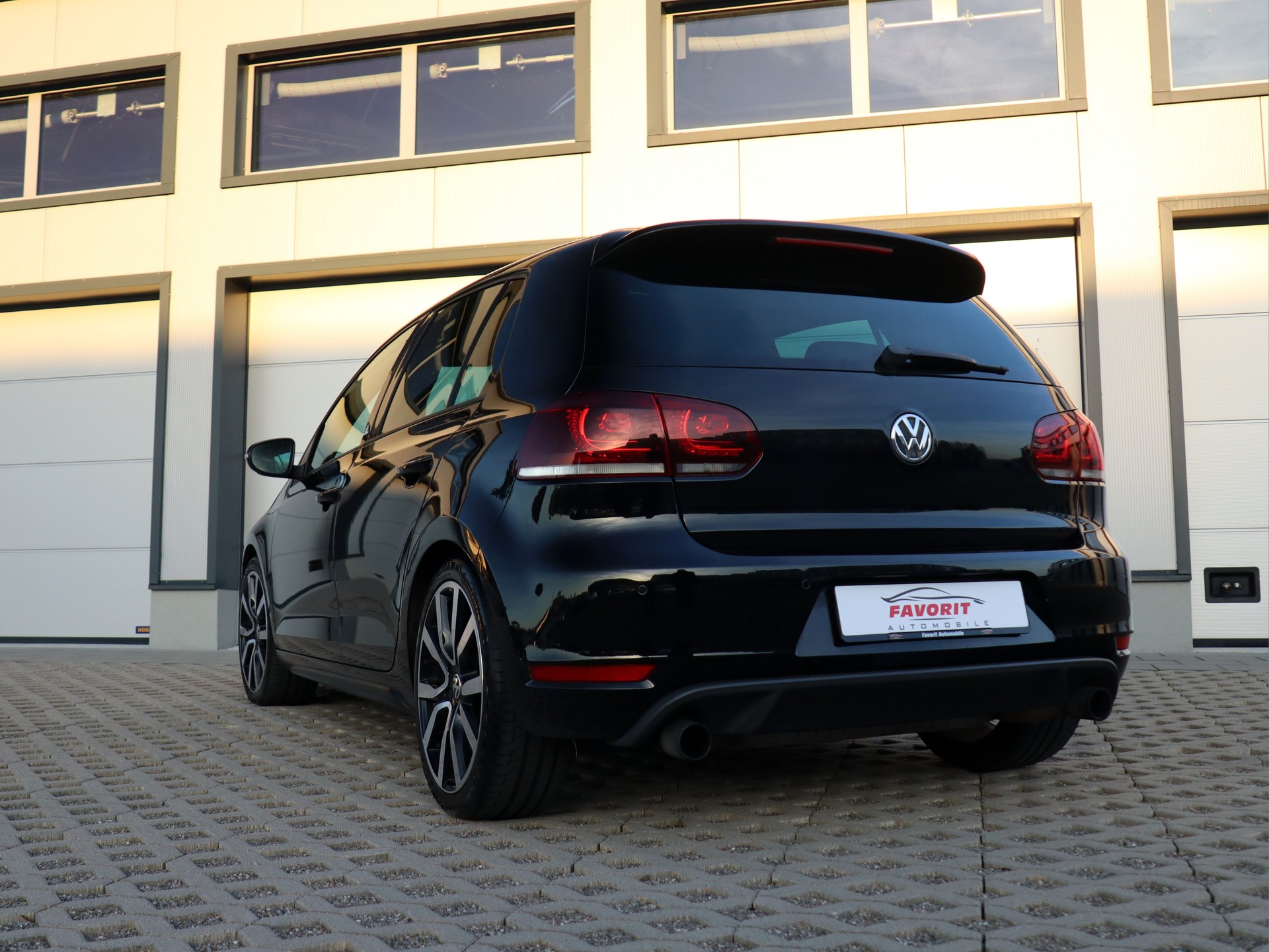 VW Golf 2.0 TSI GTI Adidas DSG (CH)-image-1