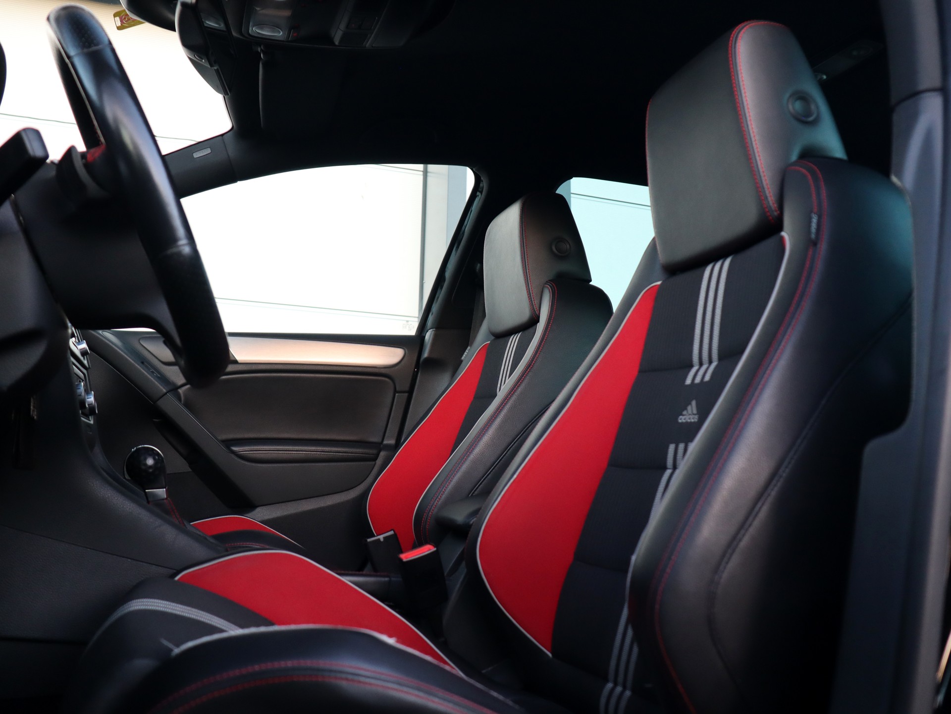 VW Golf 2.0 TSI GTI Adidas DSG (CH)-image-3