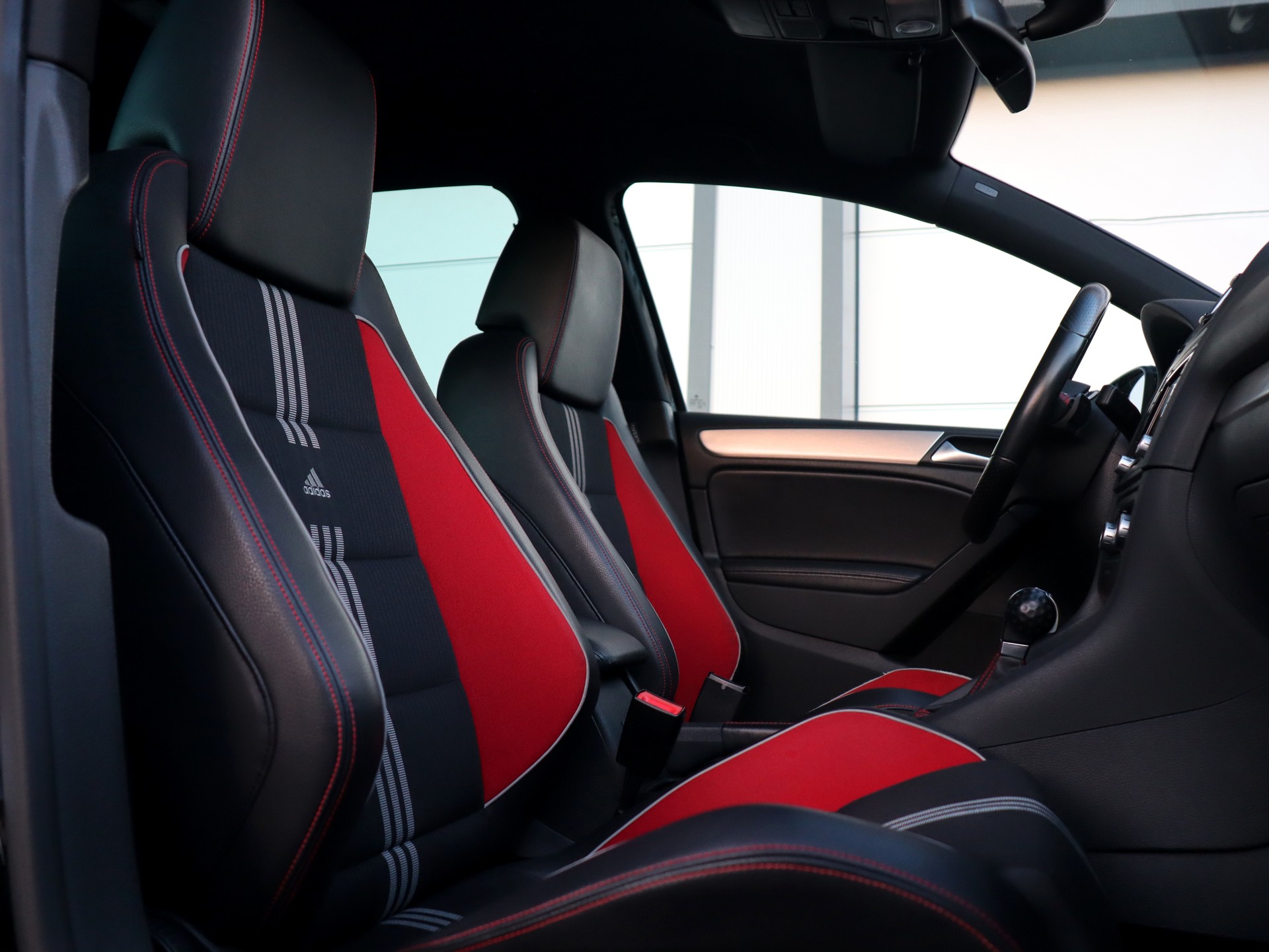 VW Golf 2.0 TSI GTI Adidas DSG (CH)-image-8