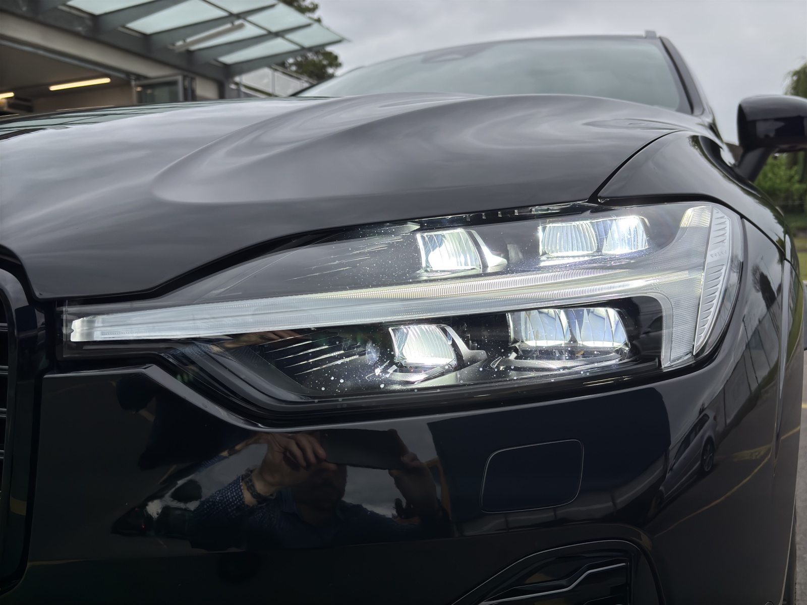 VOLVO XC60 B5 Benzin Mild Hybrid AWD Ultra Dark Geartronic mit AHK, Panorama-Ausstell-/Schiebedach & fortl. Werksgarantie 5 Jahre-image-11