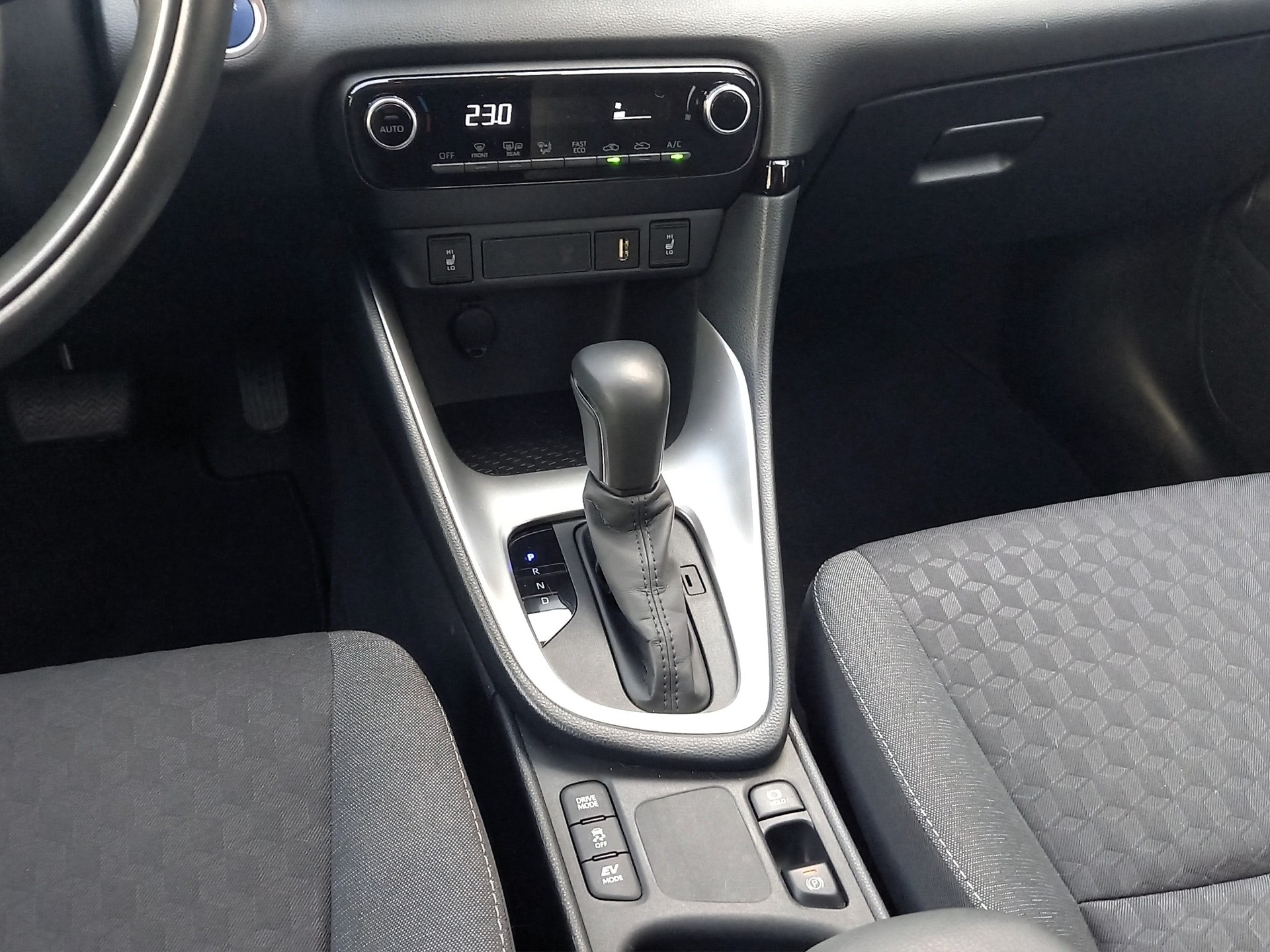 TOYOTA Yaris 1.5 VVT-i HSD Trend-image-13