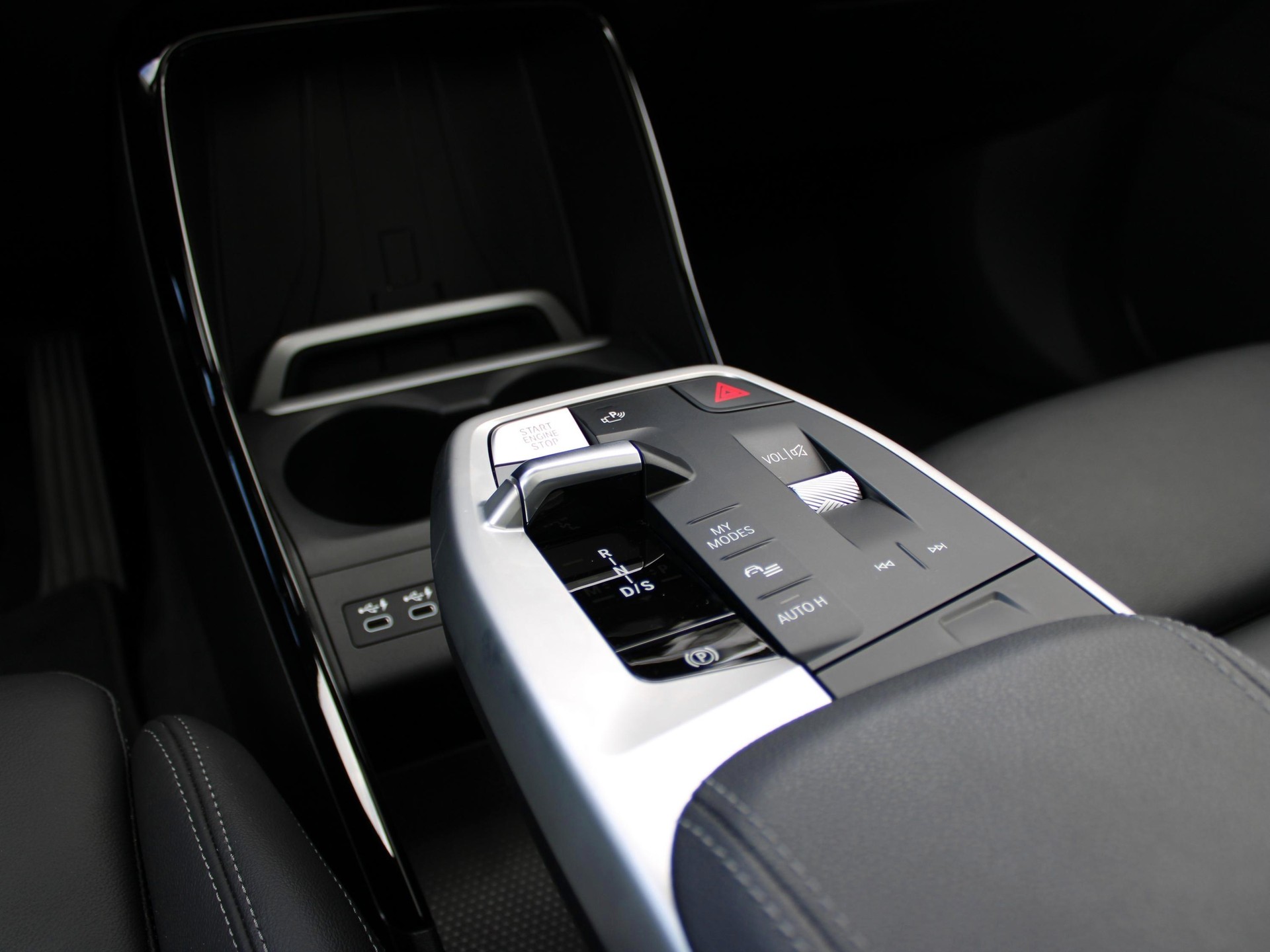 BMW 230e xDrive Luxury Line-image-10