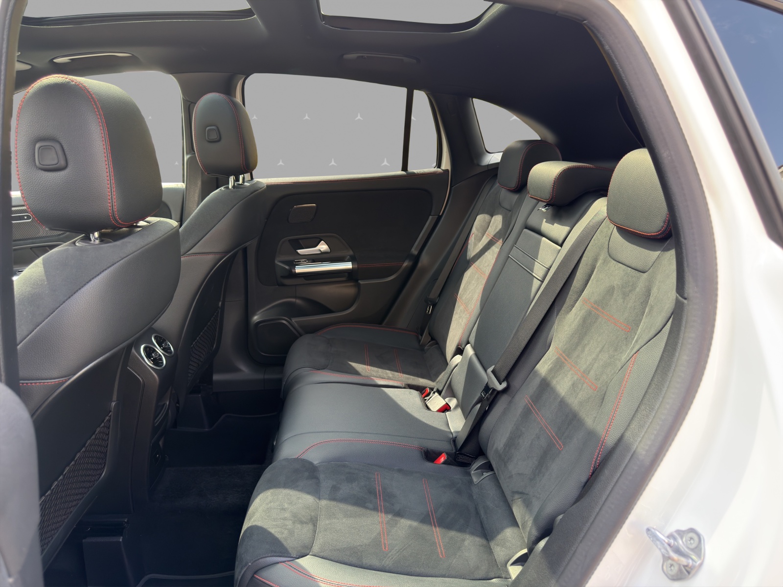 MERCEDES-BENZ GLA 250 4Matic AMG Line 8G-DCT-image-7
