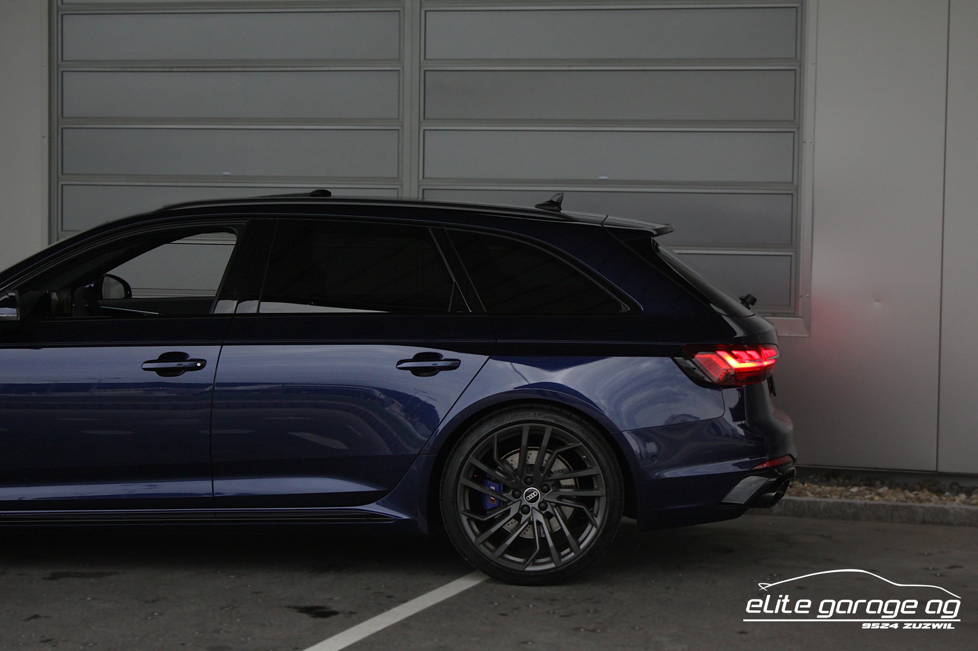 AUDI RS4 Avant quattro tiptronic-image-12