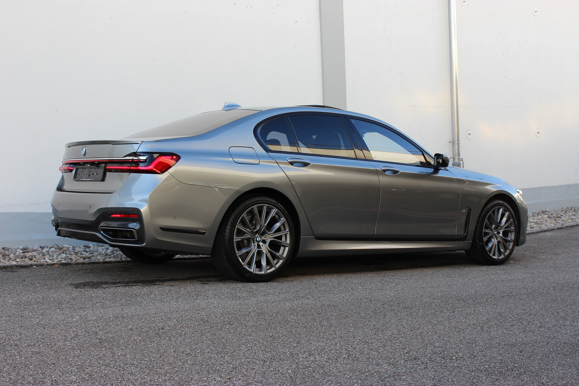 BMW 750i xDrive M Sport *BOWERS & WILKINS*-showroom-element-2