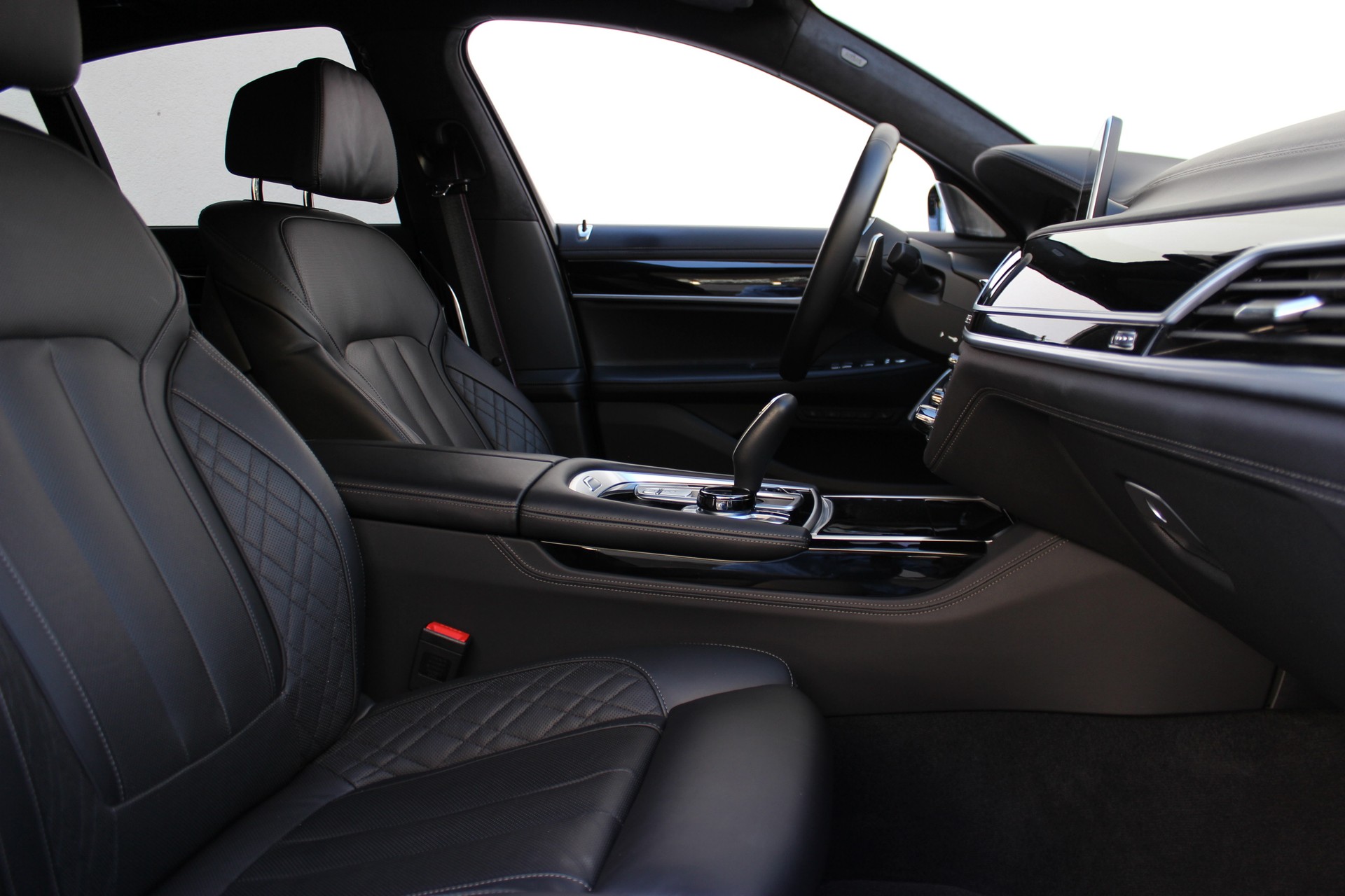 BMW 750i xDrive M Sport *BOWERS & WILKINS*-showroom-element-3