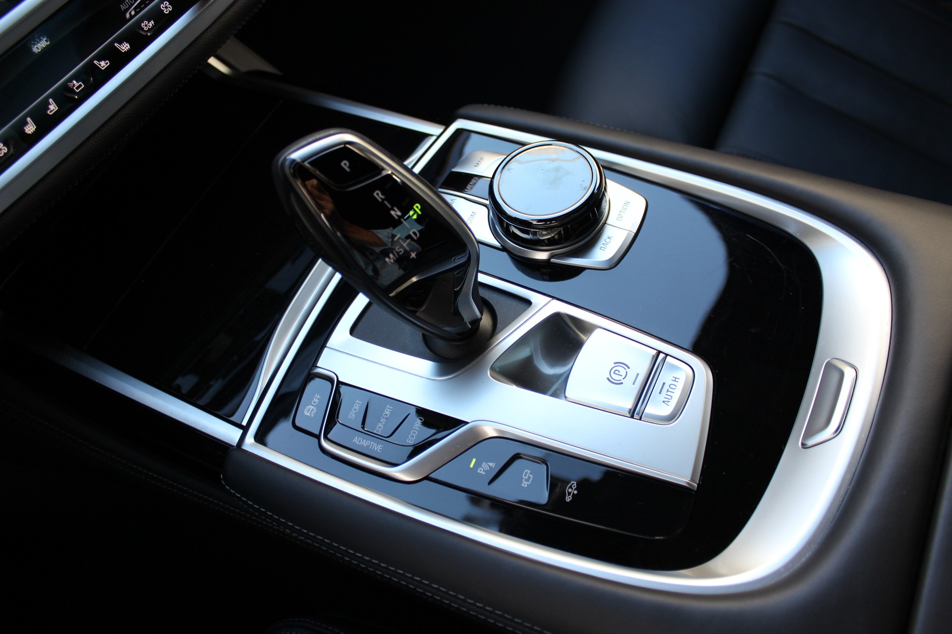 BMW 750i xDrive M Sport *BOWERS & WILKINS*-image-25