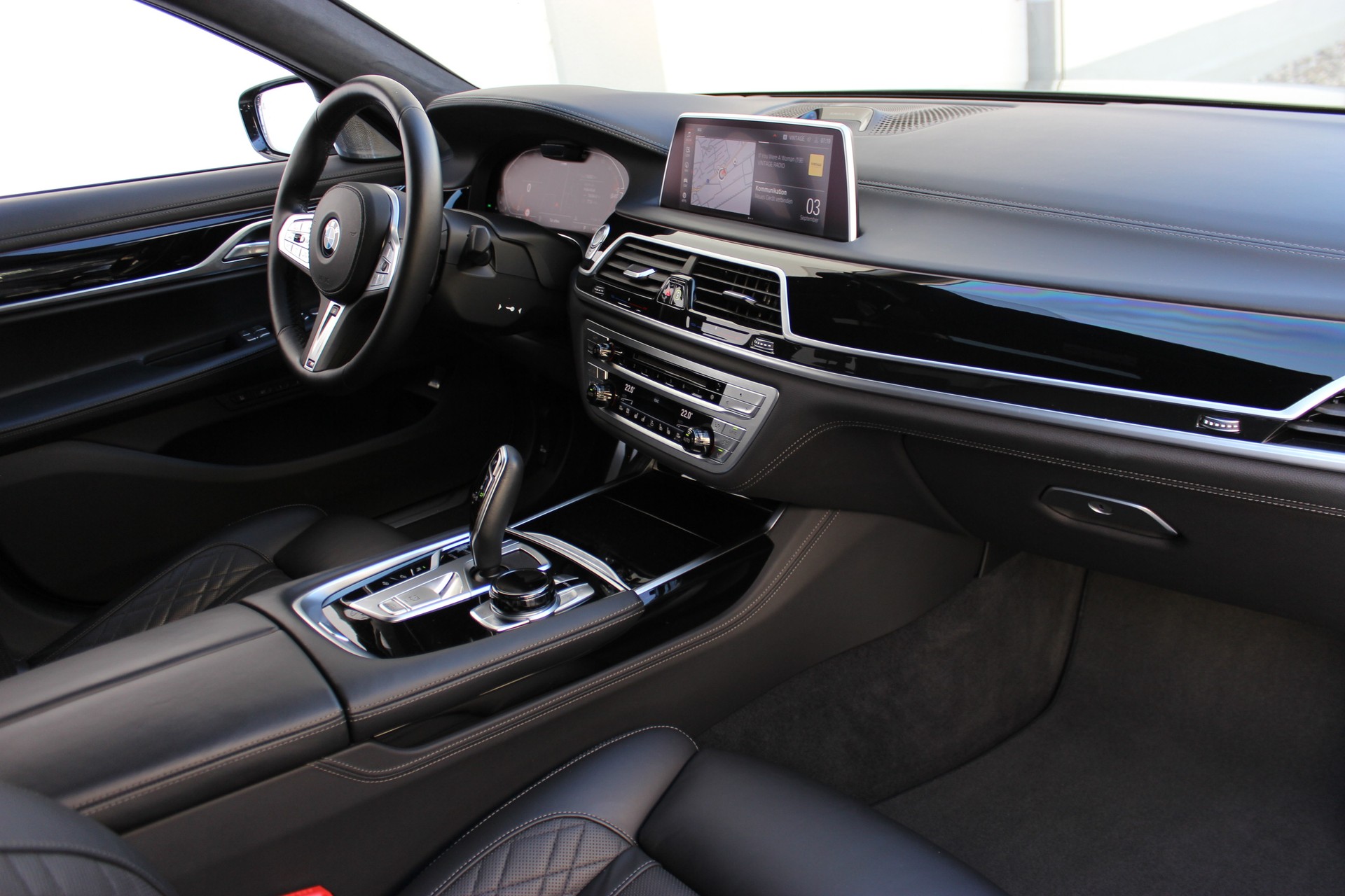 BMW 750i xDrive M Sport *BOWERS & WILKINS*-showroom-element-1