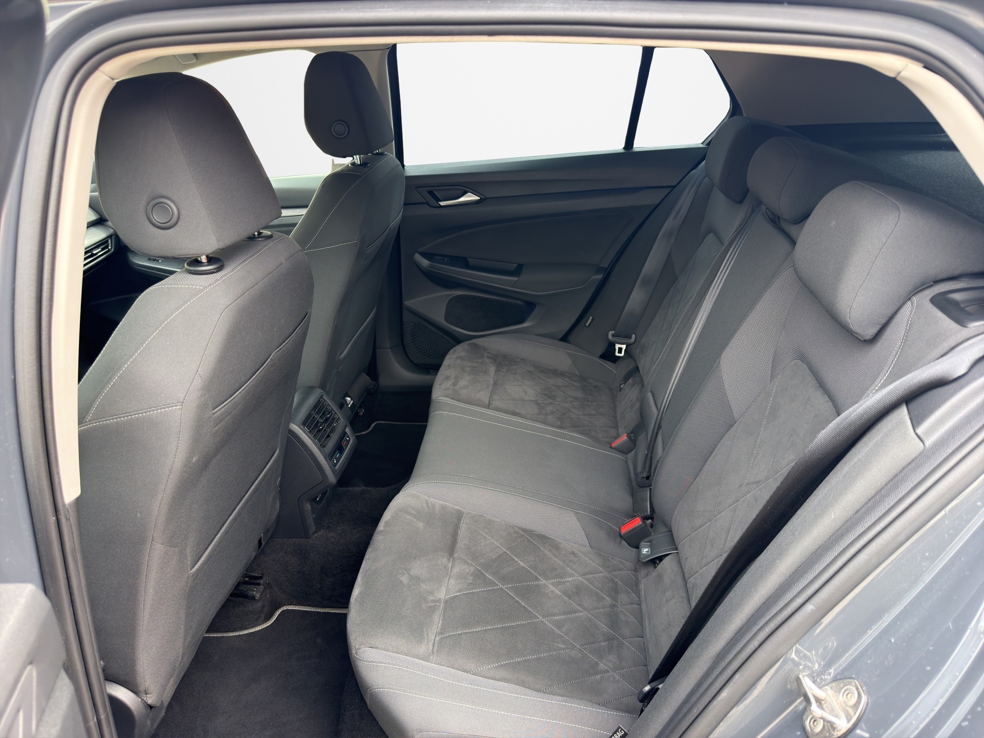 VW Golf 1.5 eTSI mHEV ACT First Edition DSG-image-16