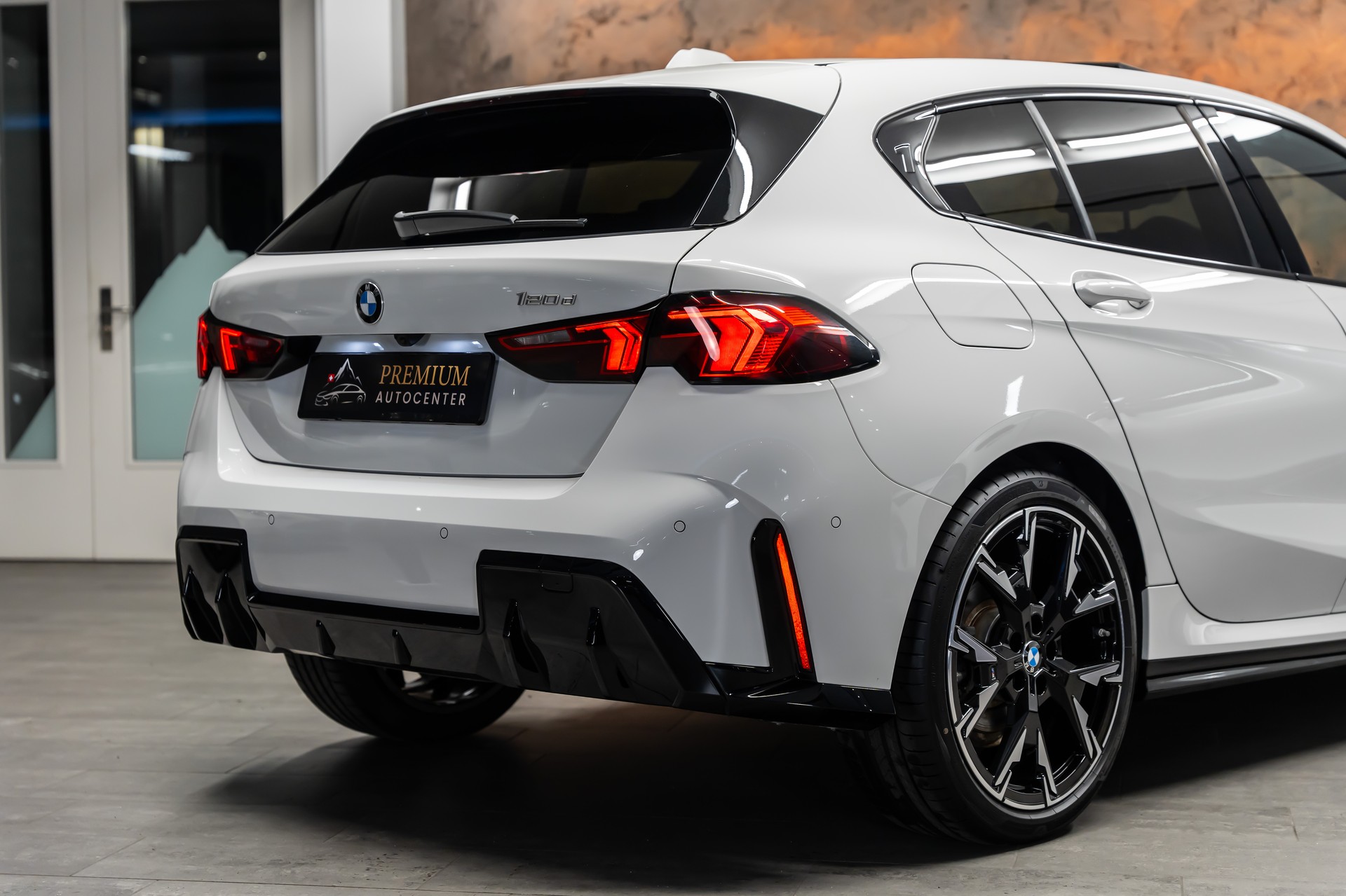 BMW 120d M Sport Pro Steptronic *Iconic Glow*Panorama*Head-Up*M-Shadow*-image-6