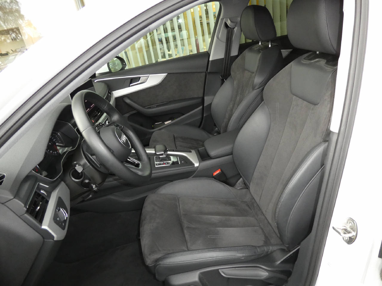 AUDI A4 Avant 2.0 40 TDI Attraction quattro S-Tronic-image-8