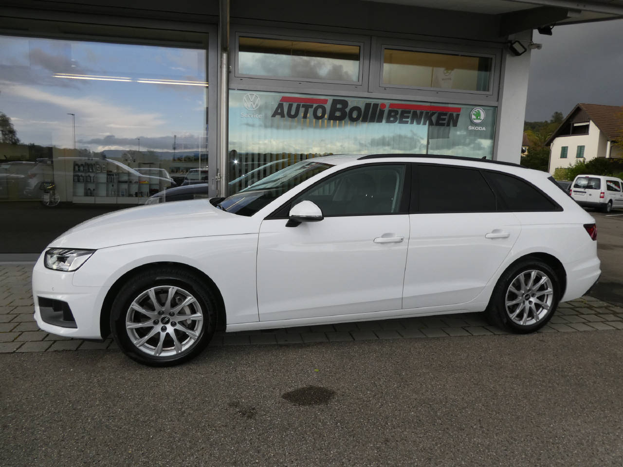 AUDI A4 Avant 2.0 40 TDI Attraction quattro S-Tronic-image-6
