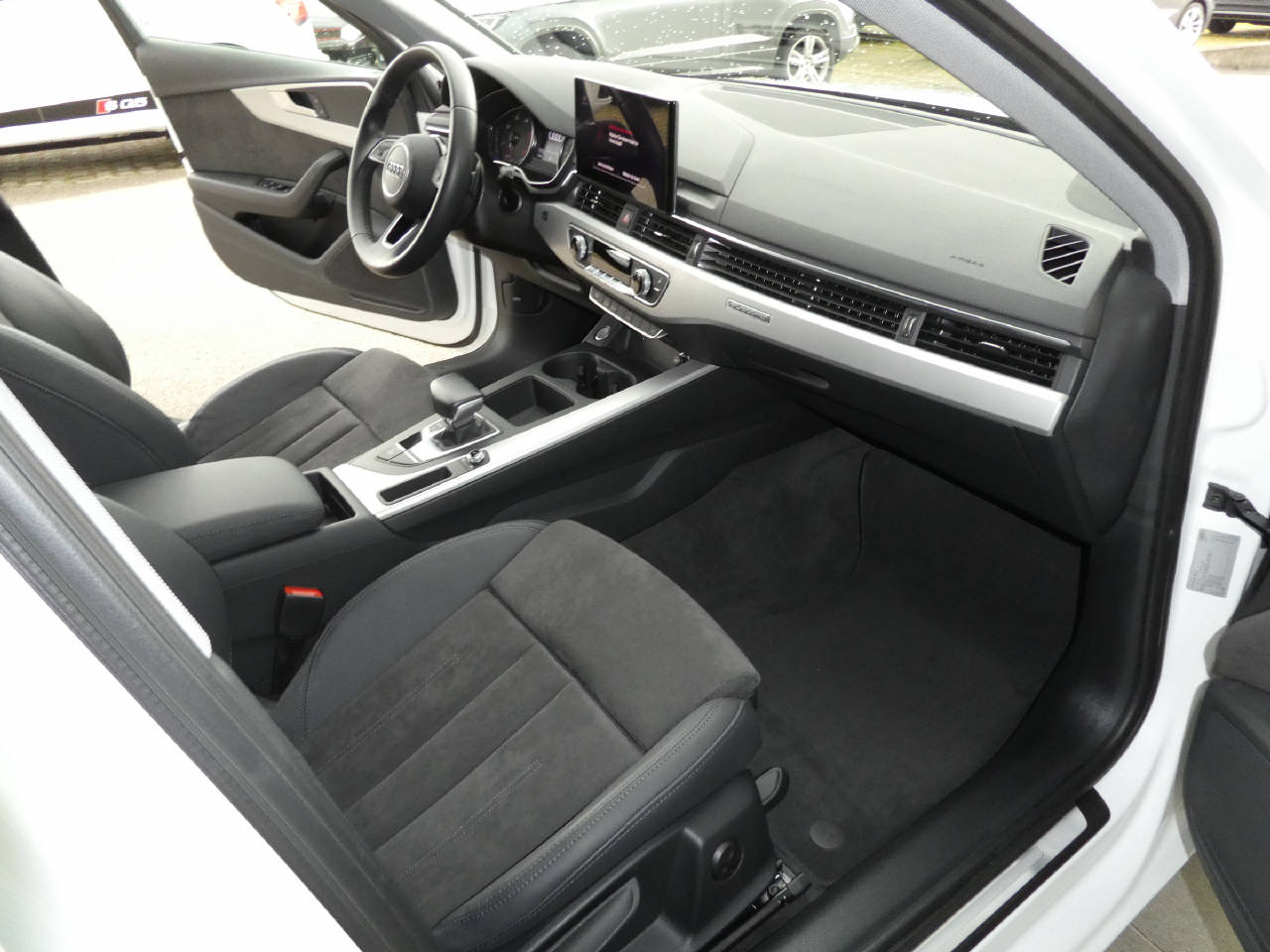 AUDI A4 Avant 2.0 40 TDI Attraction quattro S-Tronic-image-9