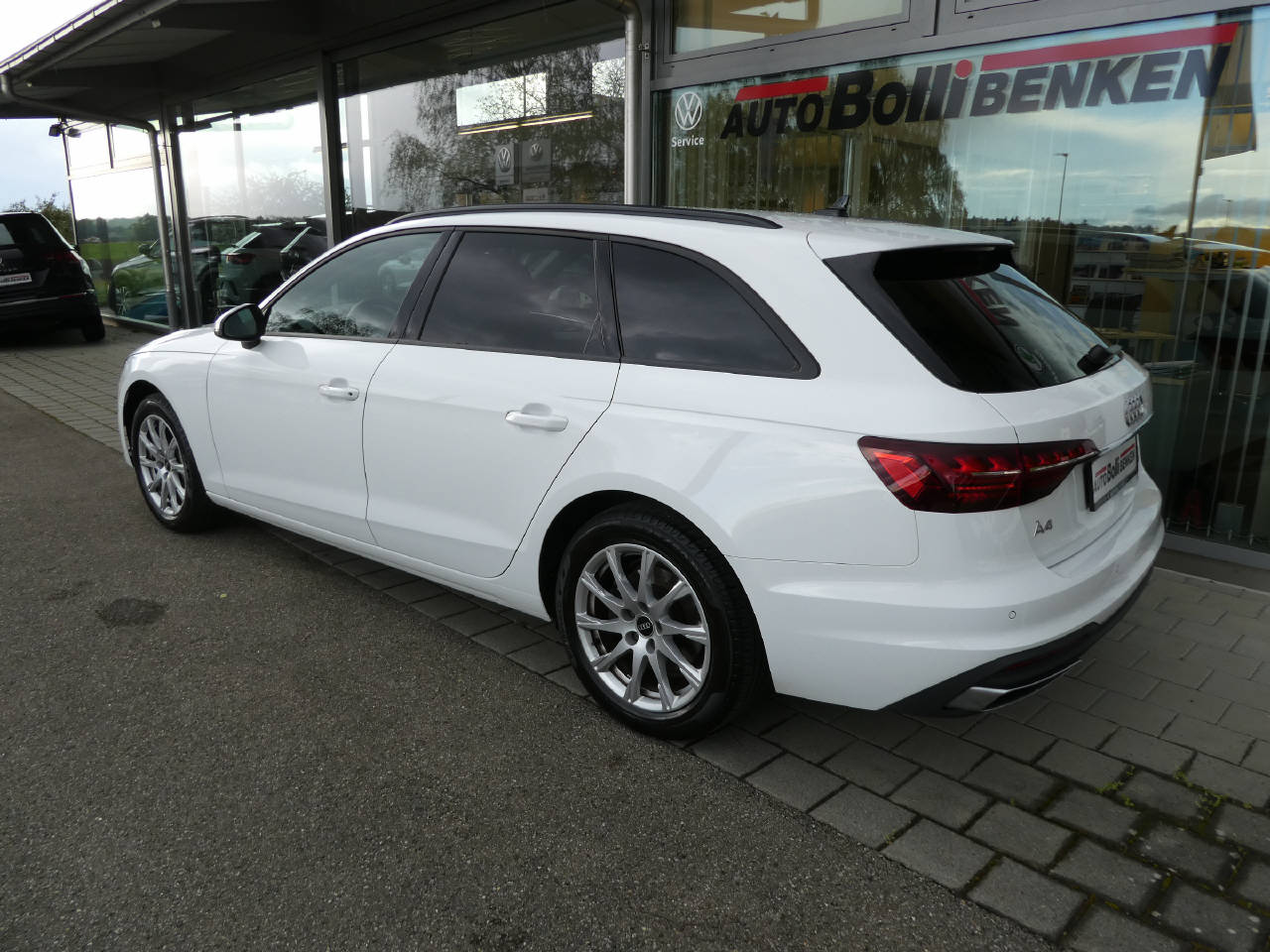 AUDI A4 Avant 2.0 40 TDI Attraction quattro S-Tronic-image-4