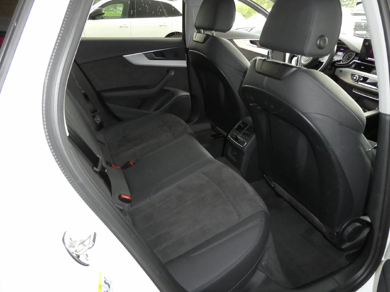 AUDI A4 Avant 2.0 40 TDI Attraction quattro S-Tronic-image-10