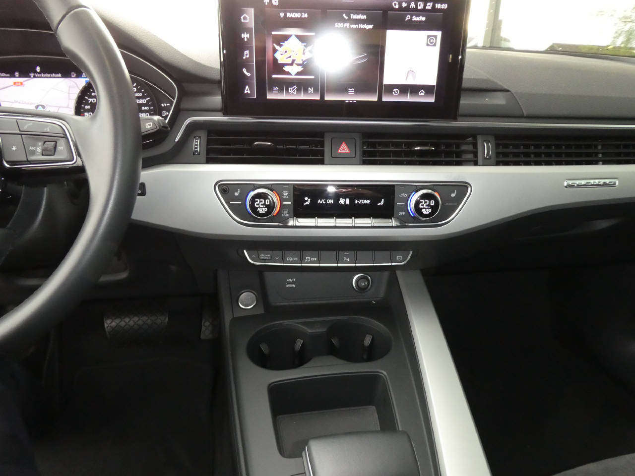 AUDI A4 Avant 2.0 40 TDI Attraction quattro S-Tronic-image-13