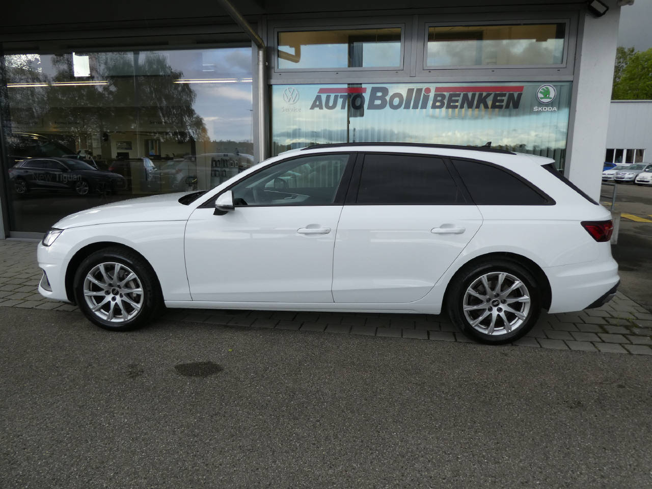AUDI A4 Avant 2.0 40 TDI Attraction quattro S-Tronic-image-5