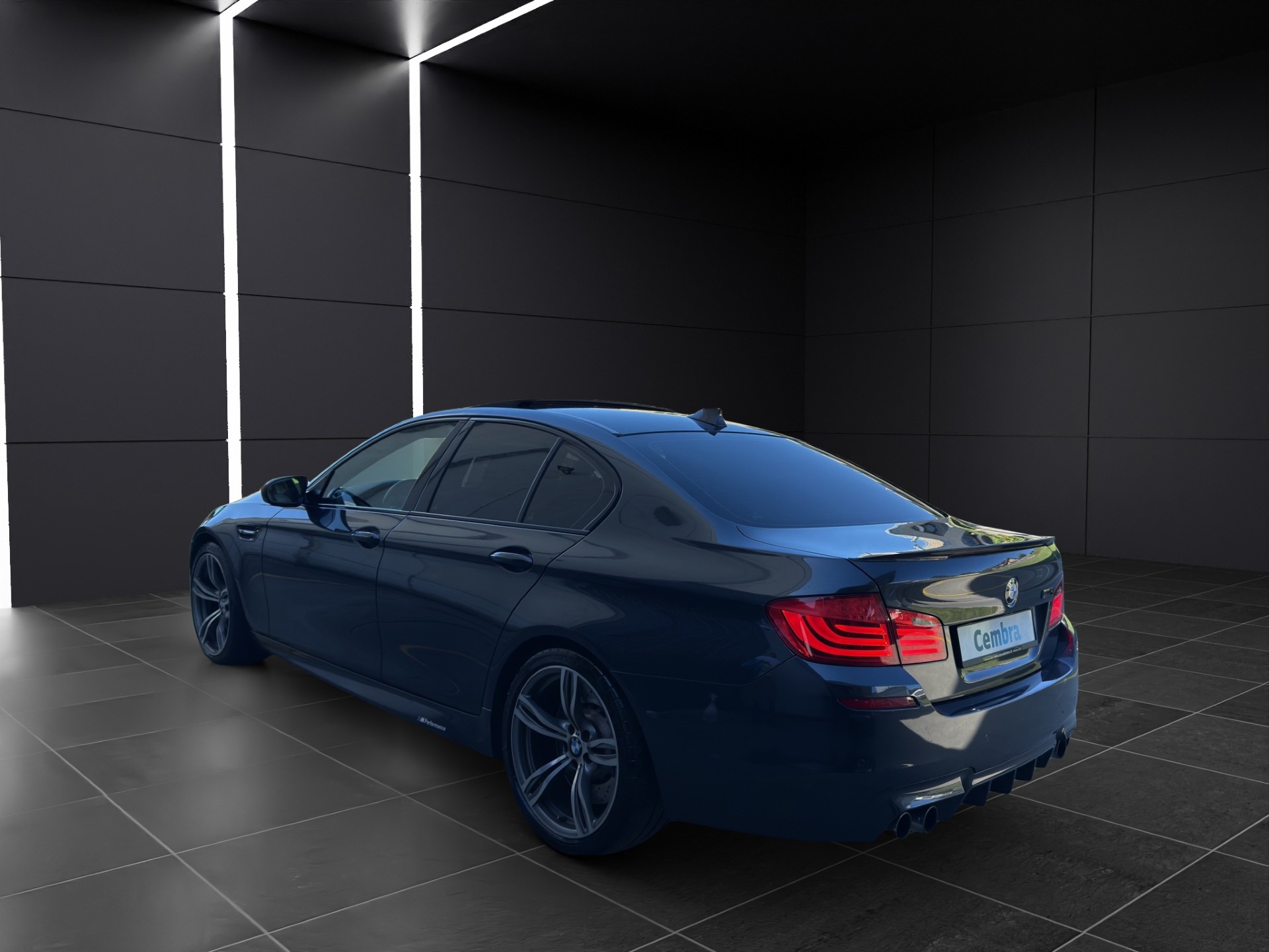 BMW M5 Drivelogic-showroom-element-2