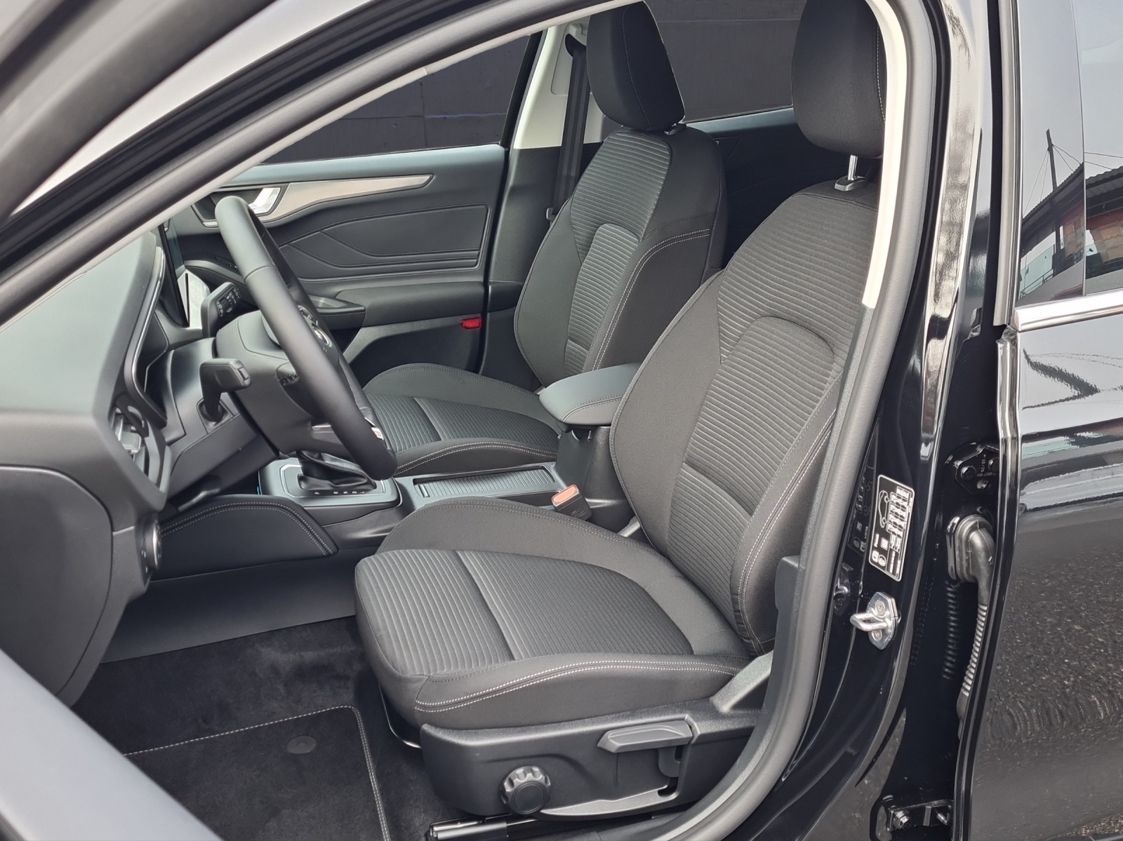 FORD Focus Kombi 1.0i EcoBoost Hybrid 155 PS Titanium X AUTOMAT-image-11