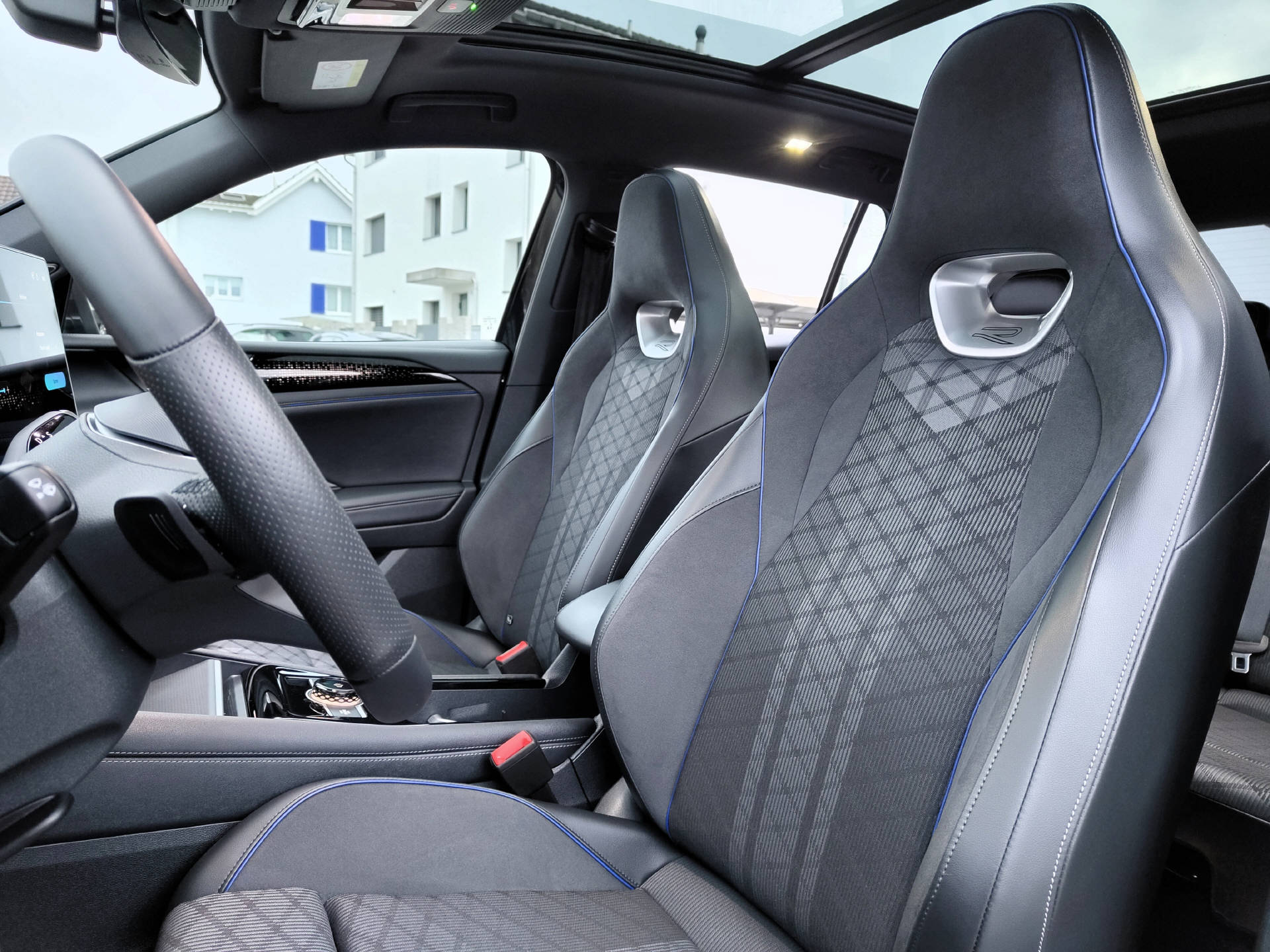 VW Tiguan 2.0 TDI SCR R-Line DSG 4Motion-image-5