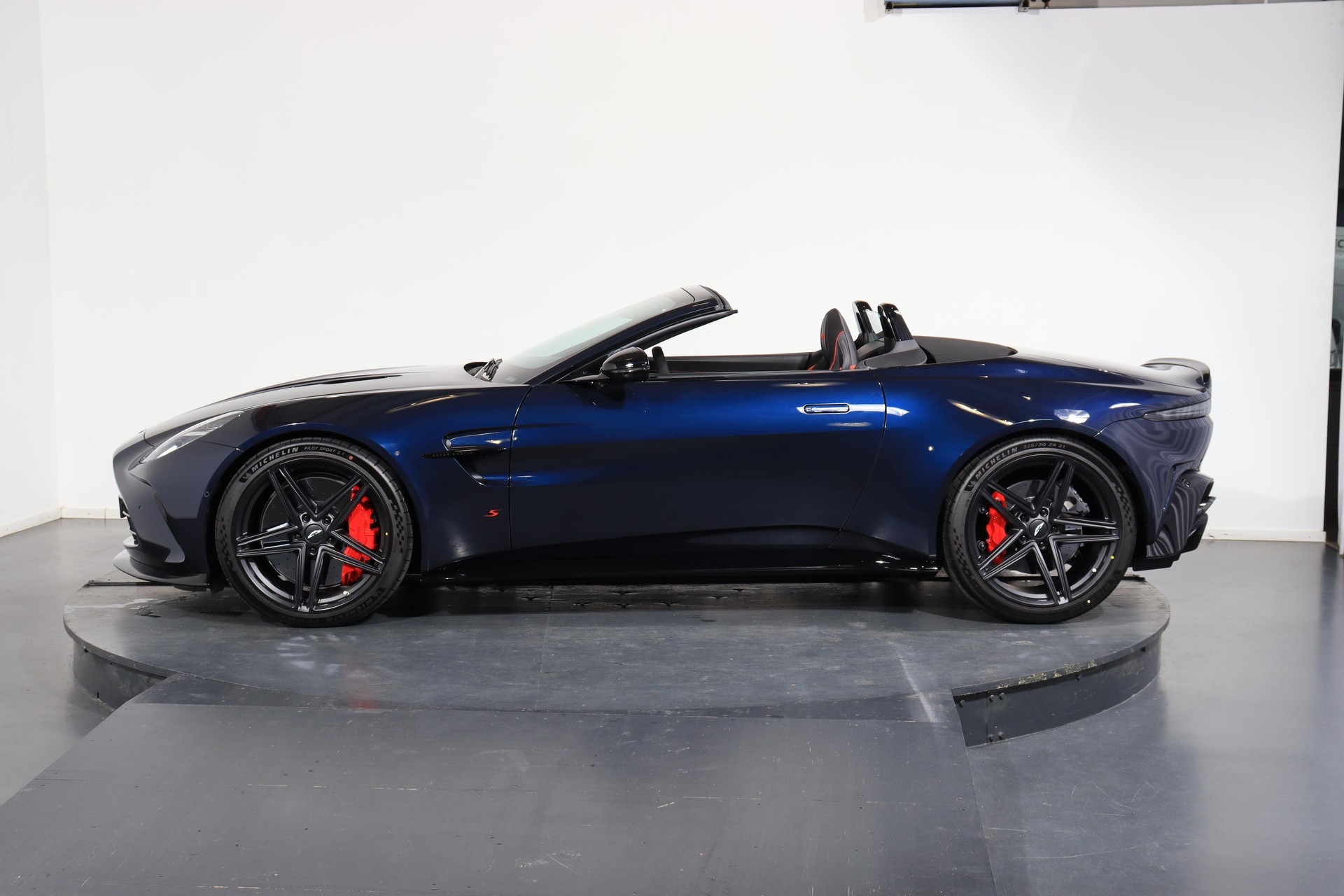 ASTON MARTIN V8 Vantage Roadster 4.0 S V8 Bi-Turbo-showroom-element-2