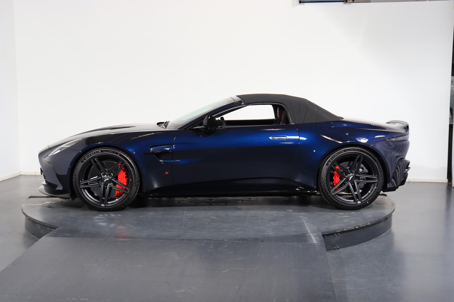 ASTON MARTIN V8 Vantage Roadster 4.0 S V8 Bi-Turbo-showroom-element-1