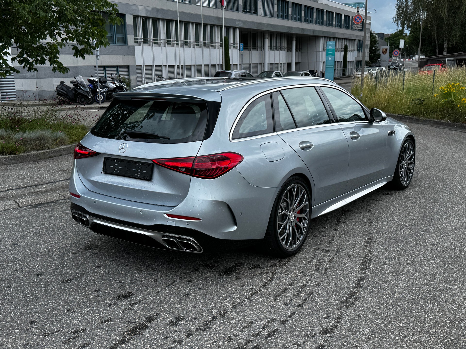 MERCEDES-BENZ C 63 S AMG T E Performance 4 Matic-image-2