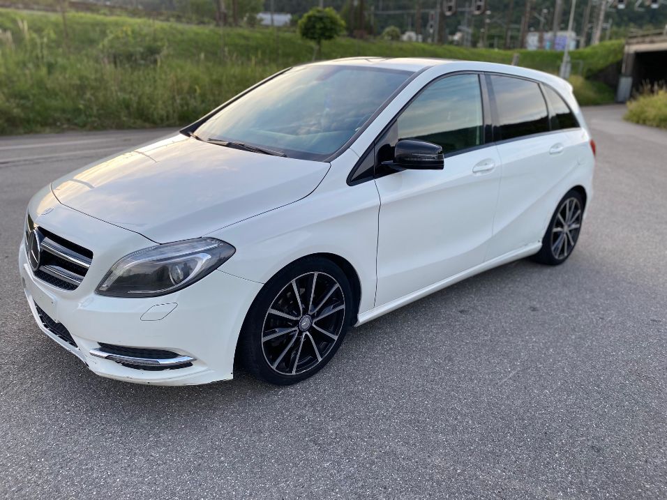 MERCEDES-BENZ B 180