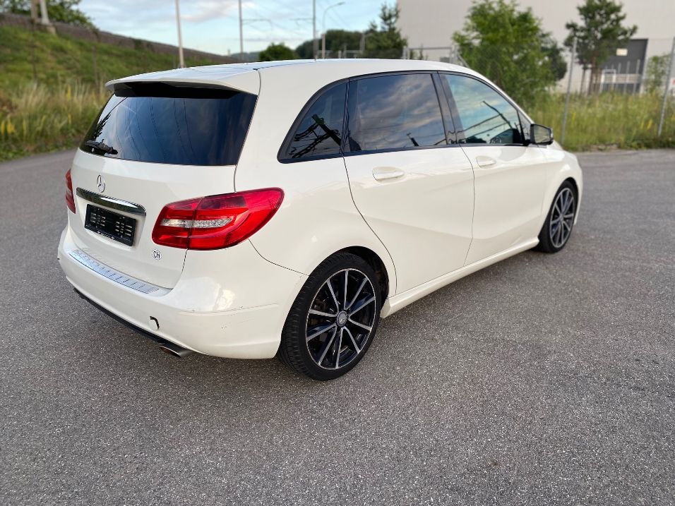 MERCEDES-BENZ B 180-showroom-element-3
