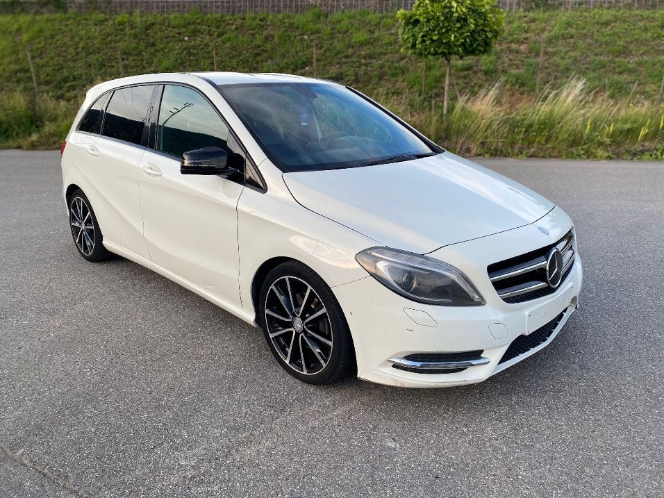 MERCEDES-BENZ B 180-showroom-element-1