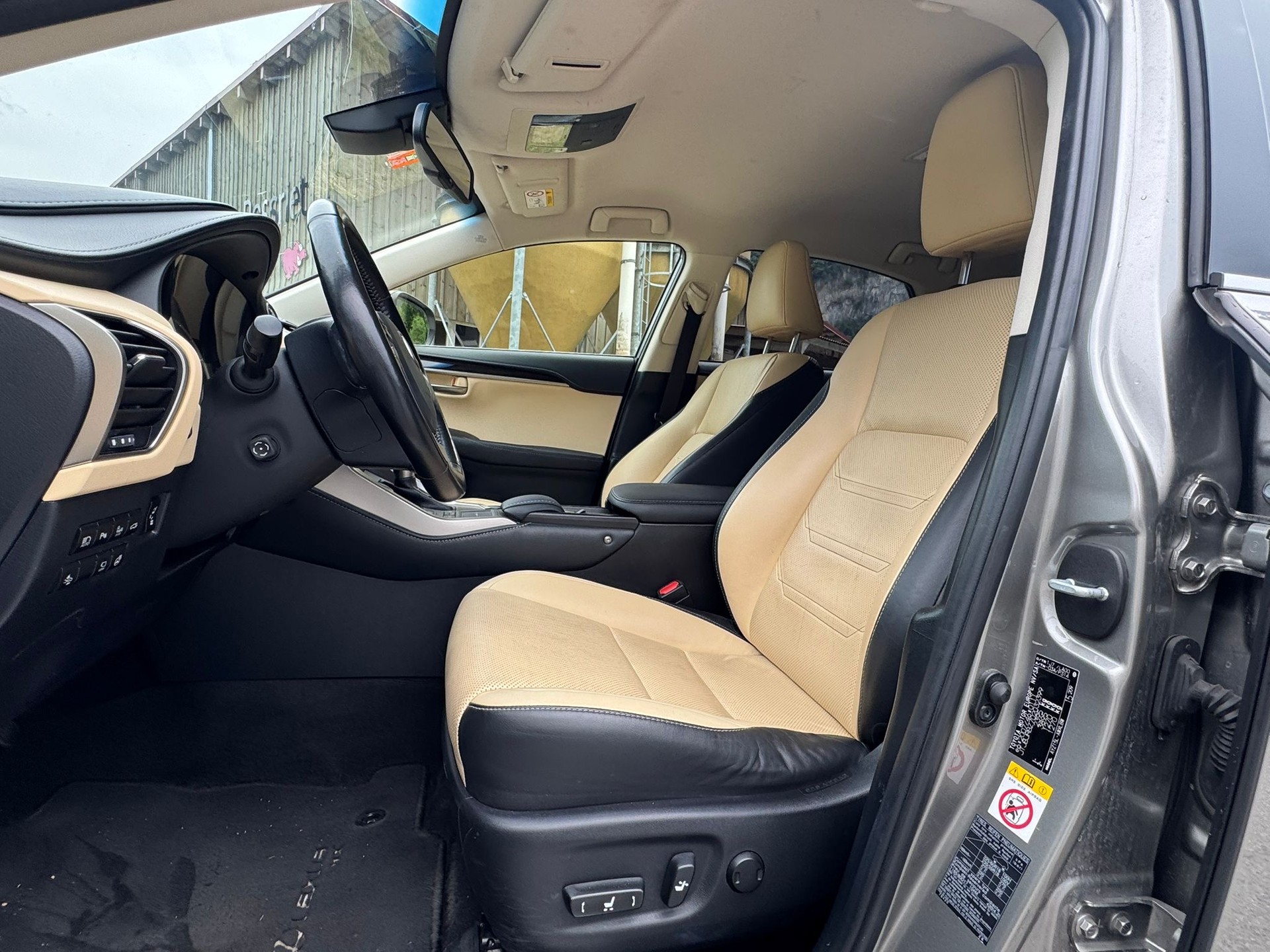 LEXUS NX 300h comfort E-Four Automatic-image-8
