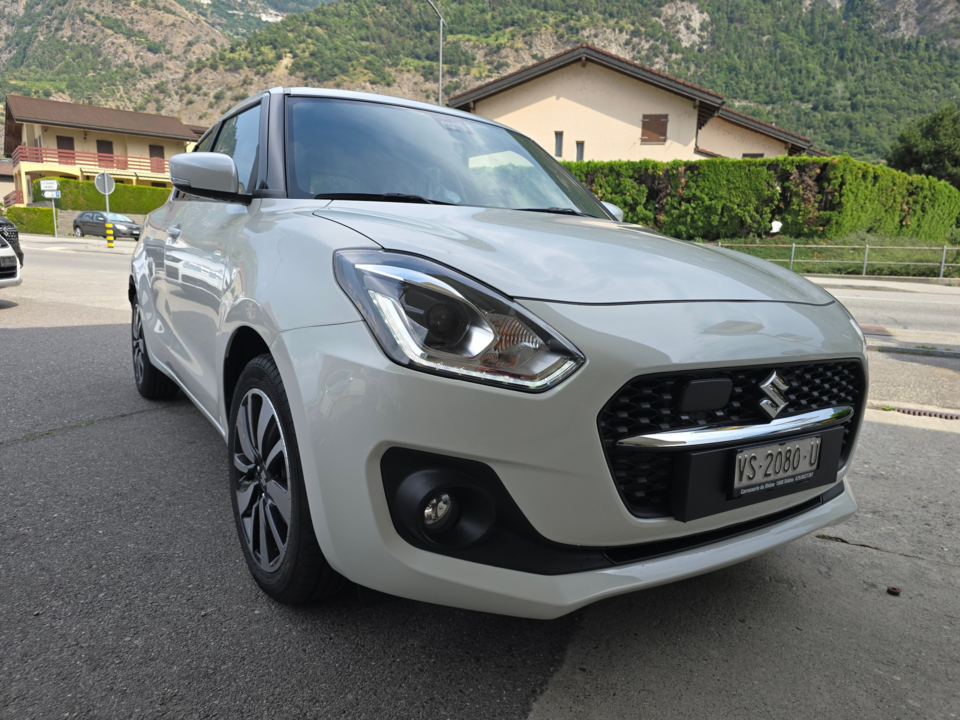 SUZUKI Swift 1.2 Compact + Hybrid CVT-showroom-element-2