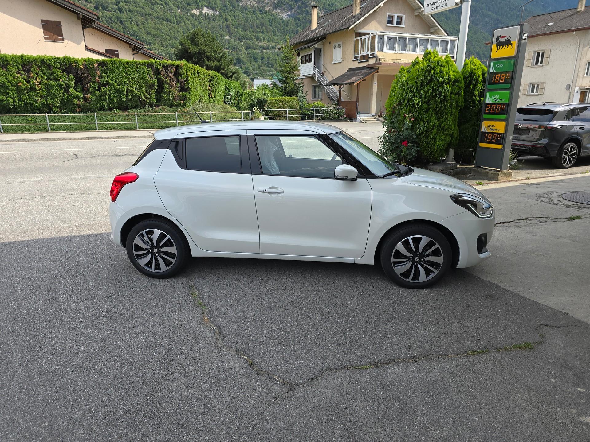 SUZUKI Swift 1.2 Compact + Hybrid CVT-showroom-element-3