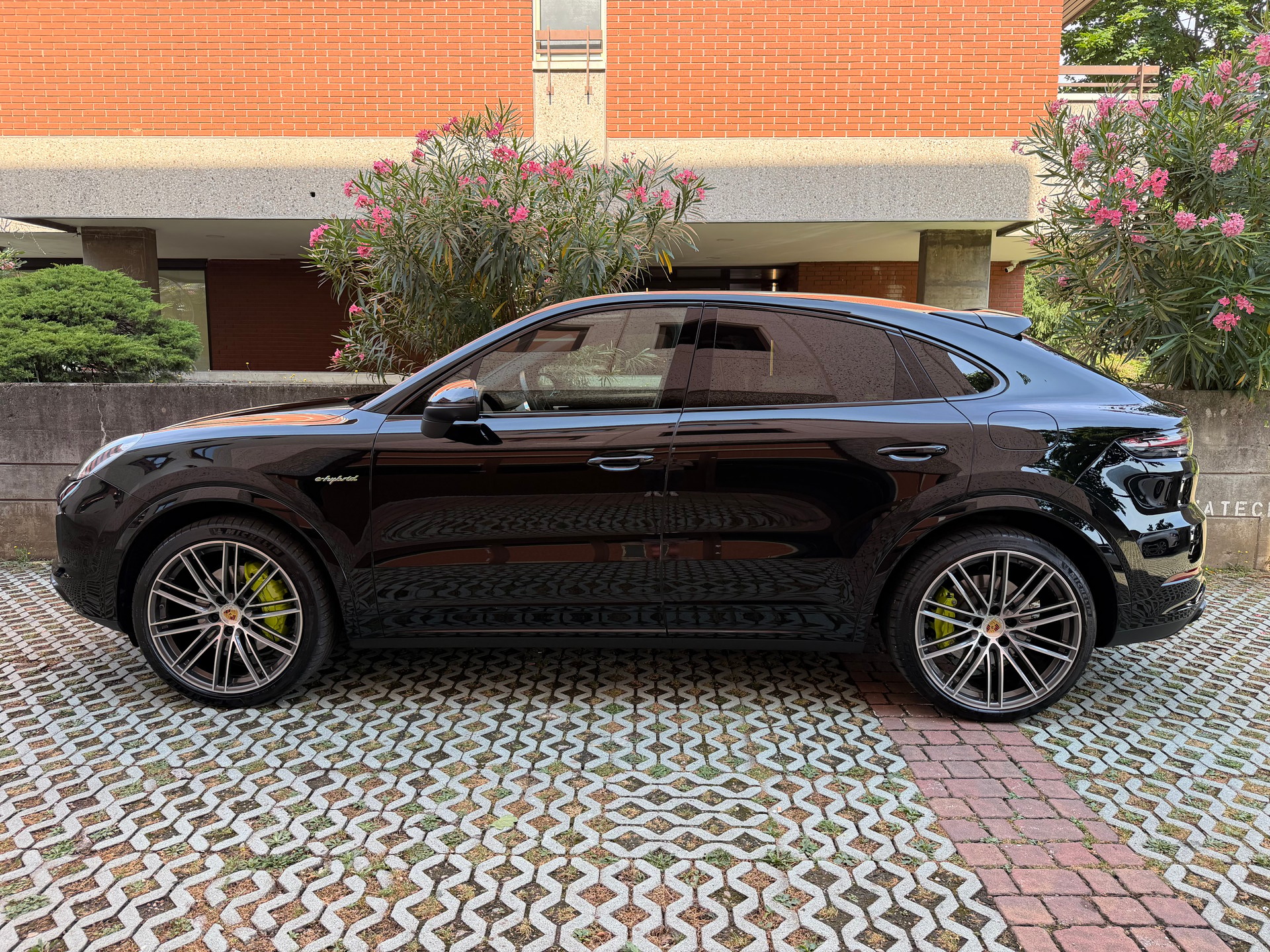 PORSCHE Cayenne Coupé E-Hybrid-image-3