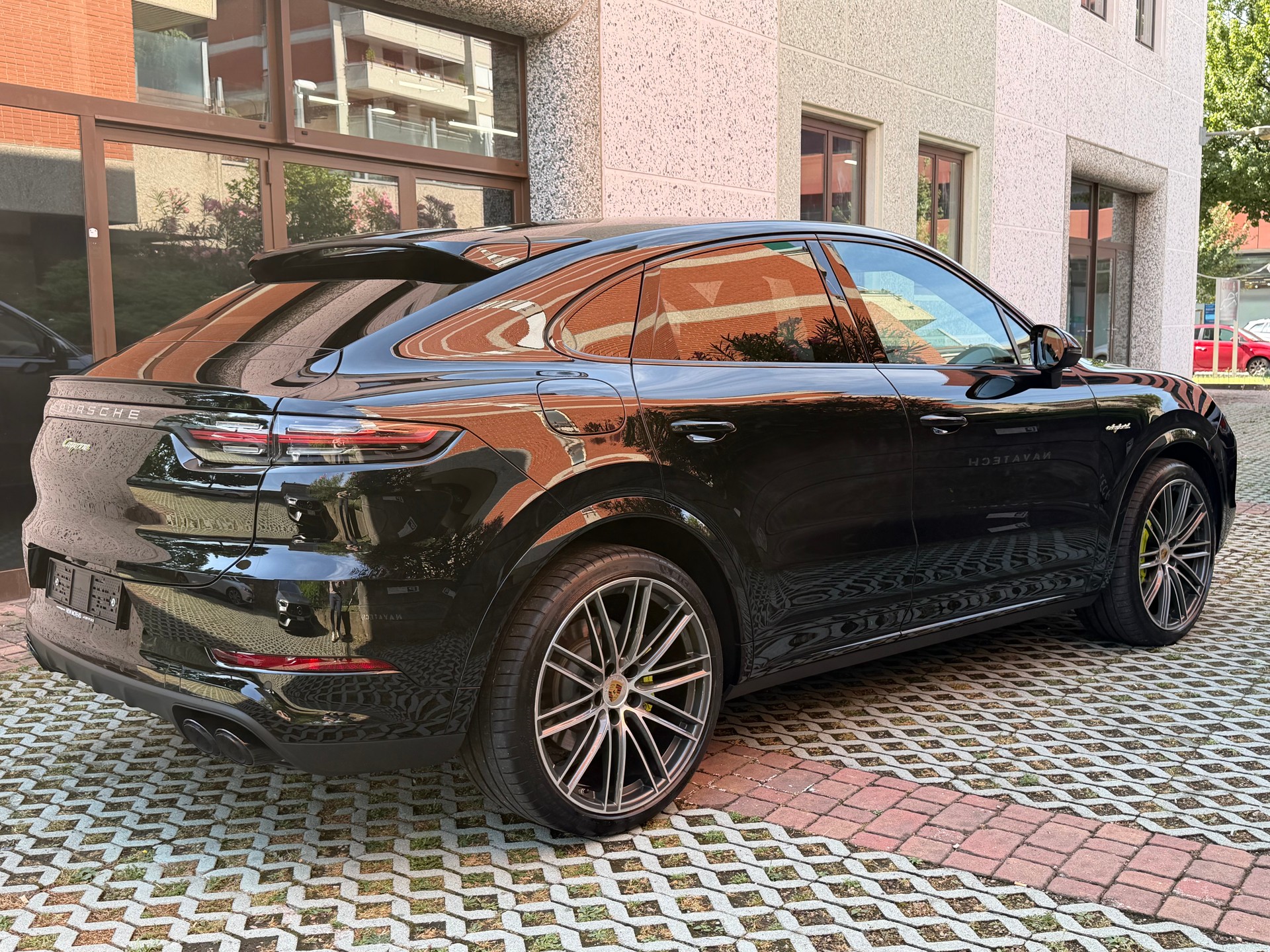 PORSCHE Cayenne Coupé E-Hybrid-image-2