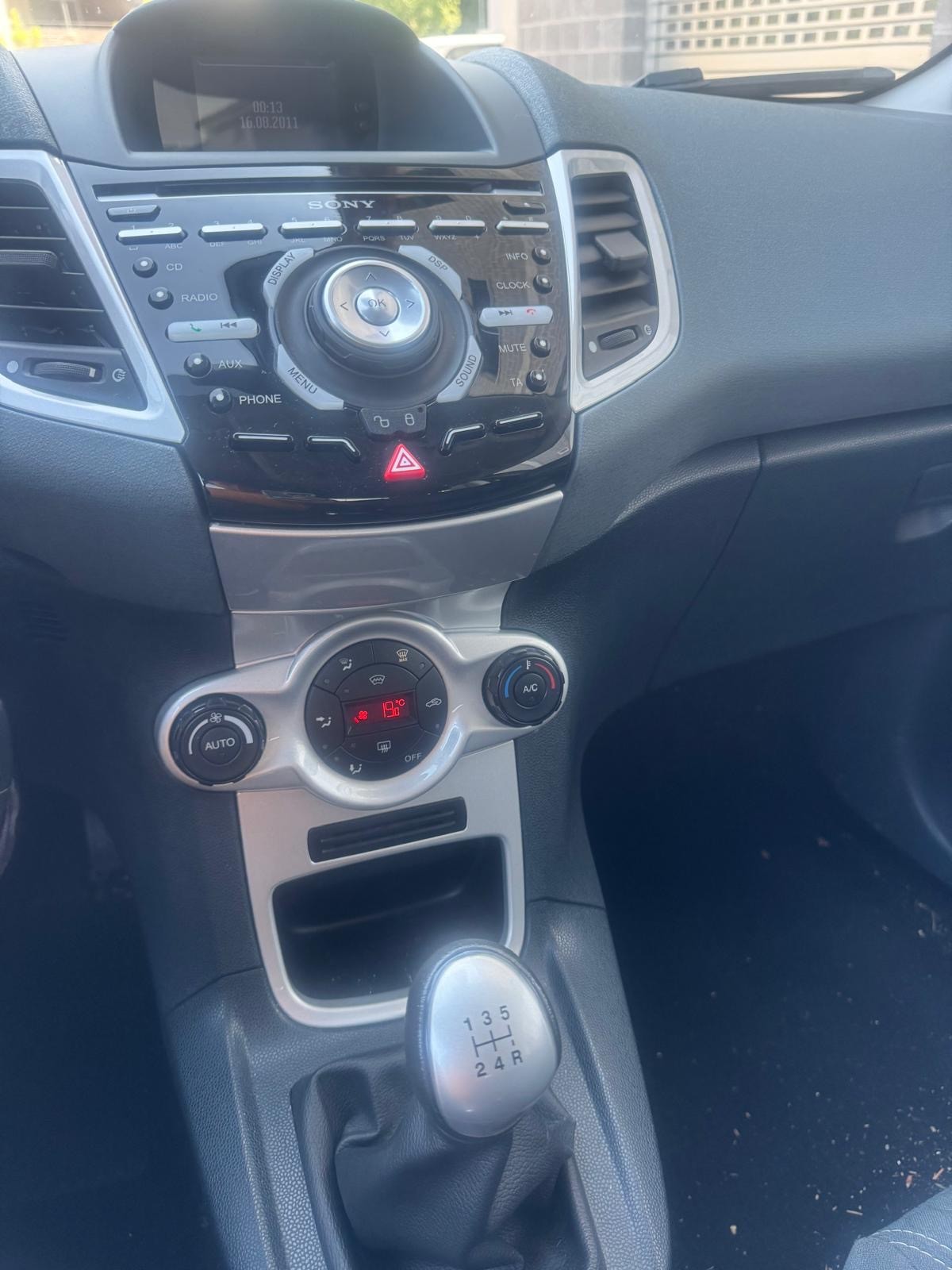 FORD Fiesta 1.6 16V Titanium-image-8