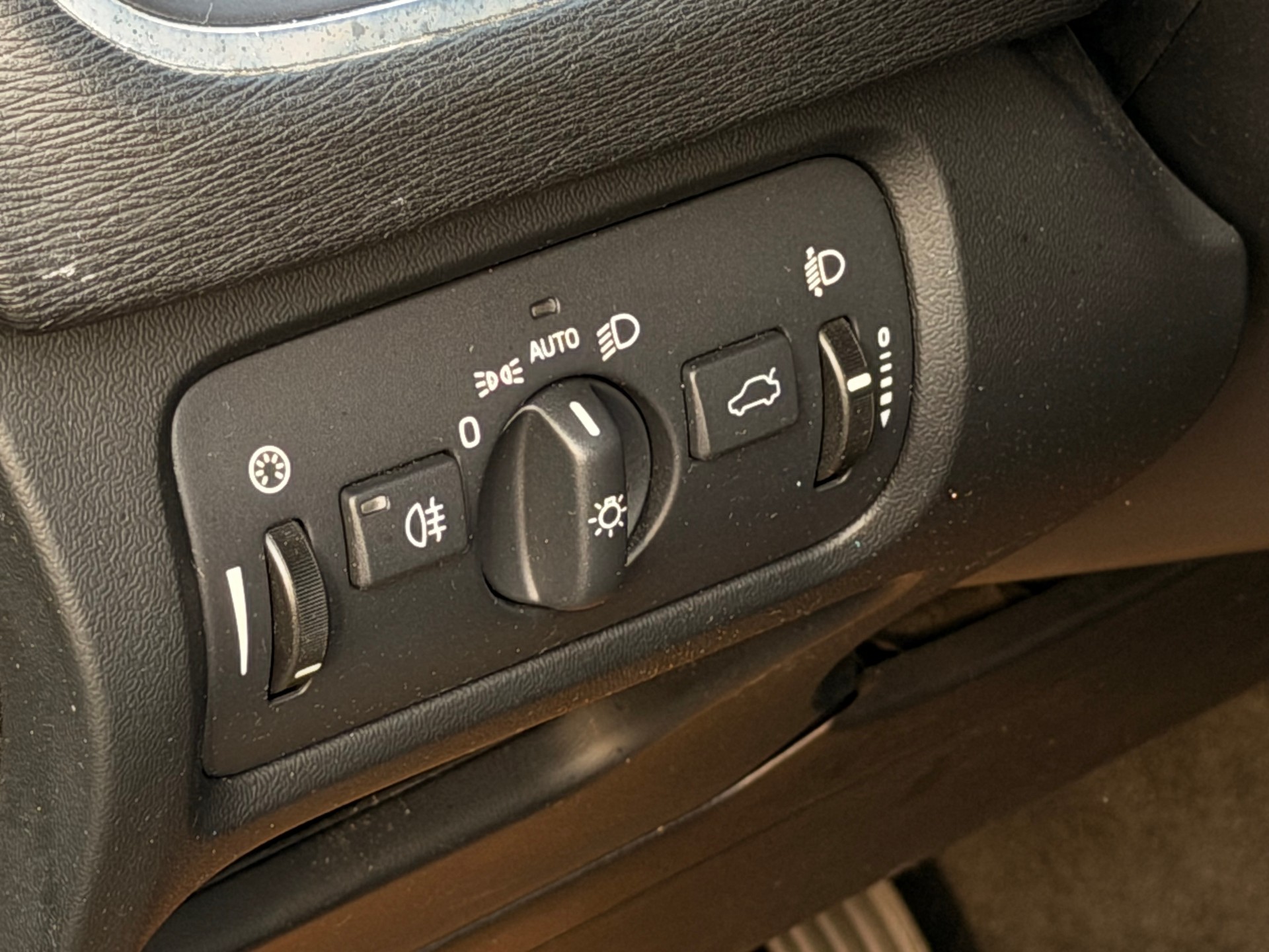 VOLVO V40 T4 Momentum Powershift-image-18