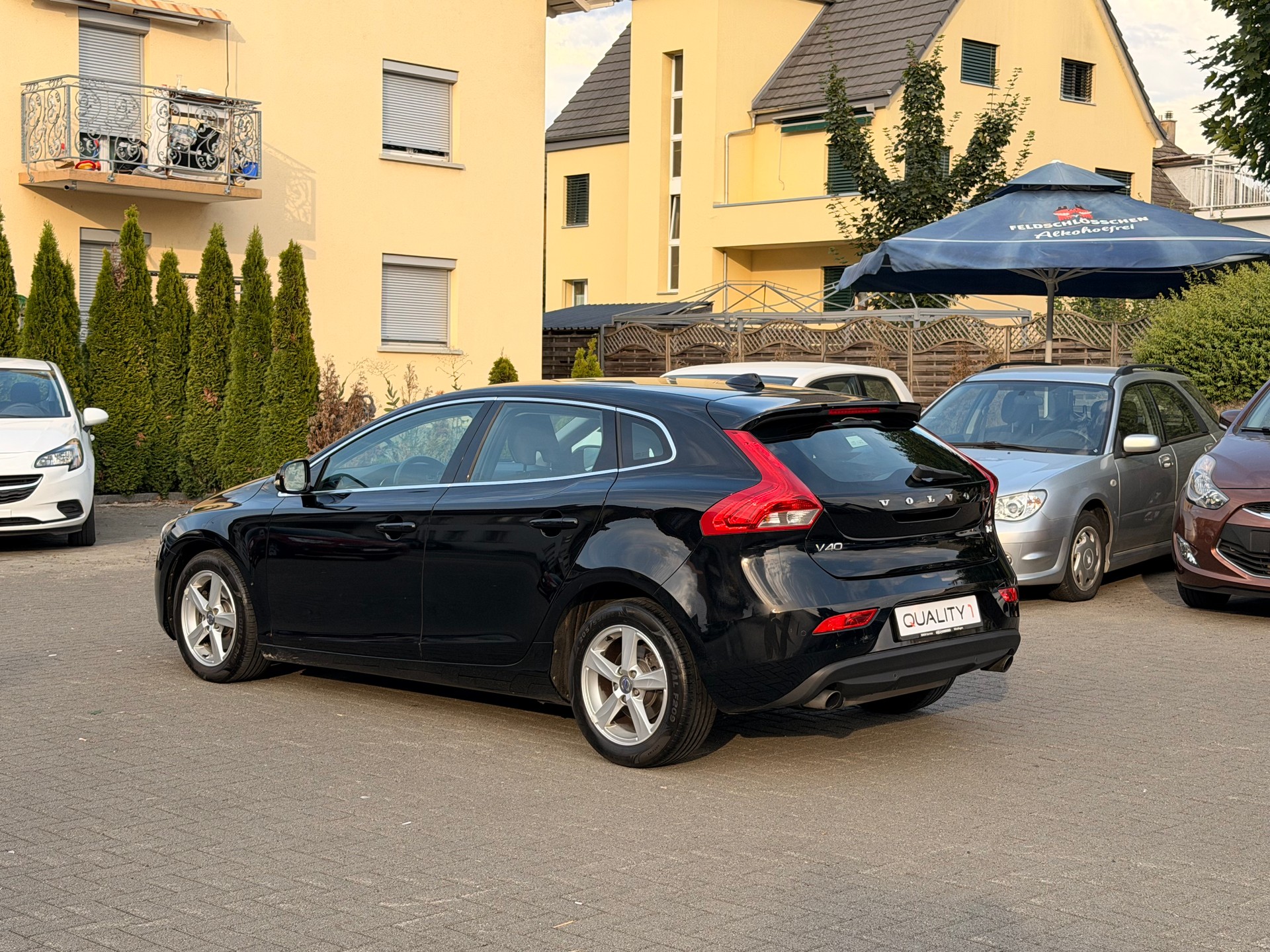 VOLVO V40 T4 Momentum Powershift-showroom-element-2