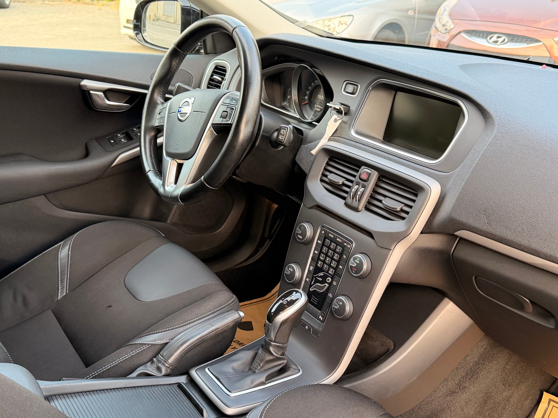 VOLVO V40 T4 Momentum Powershift-image-14