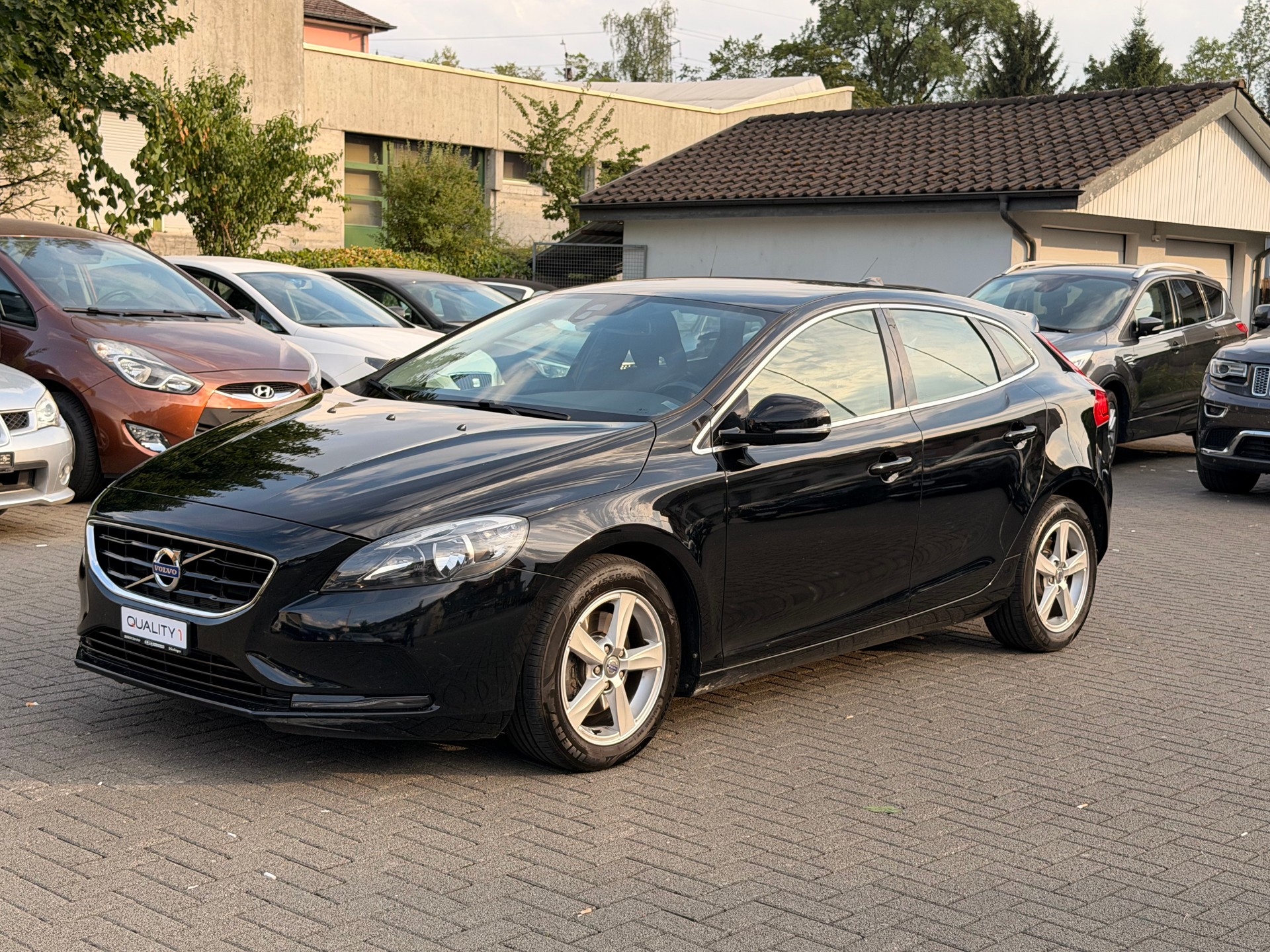 VOLVO V40 T4 Momentum Powershift-showroom-element-1