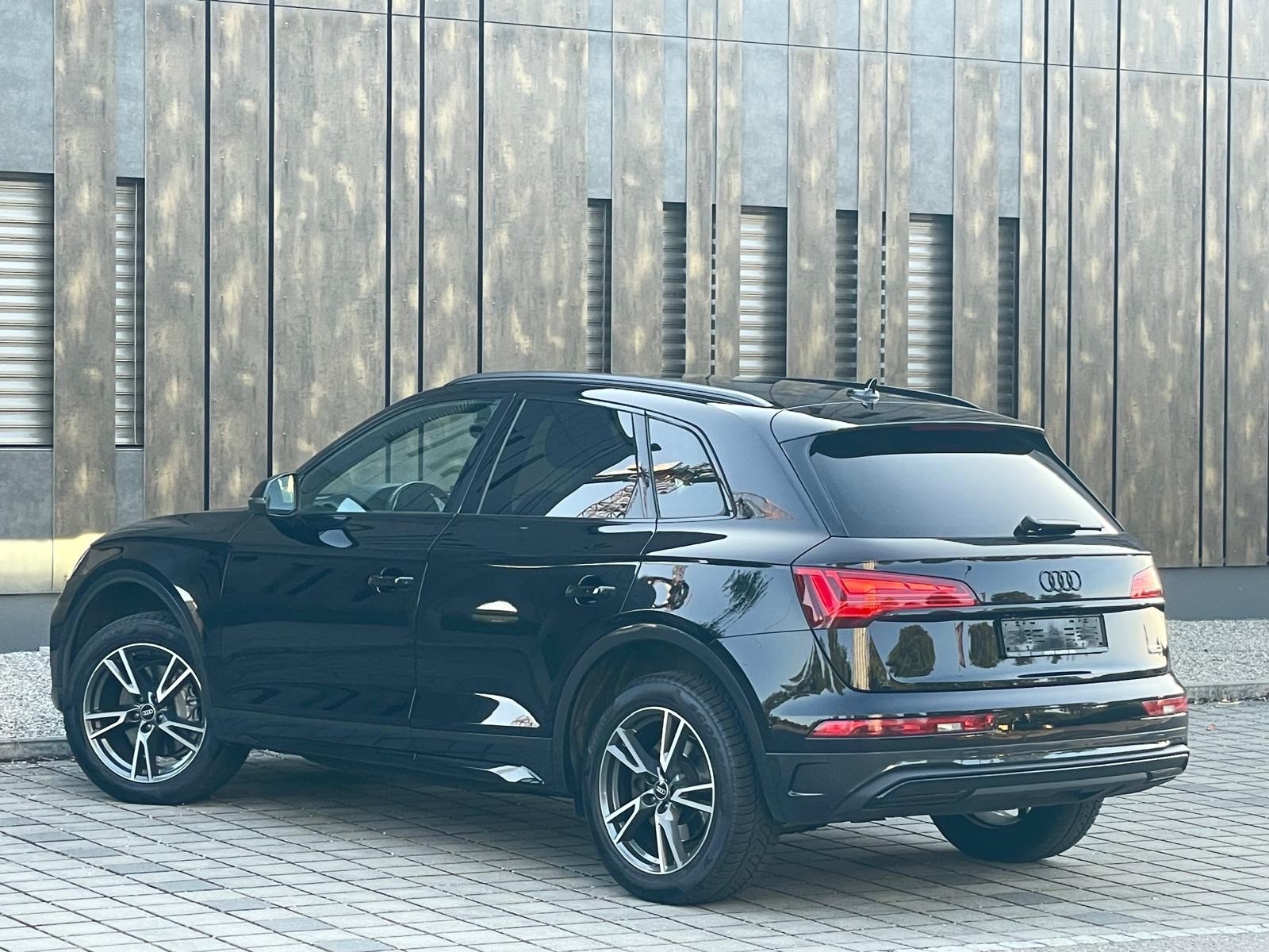 AUDI Q5 Sportback 40 TDI S line quattro S-tronic-image-12
