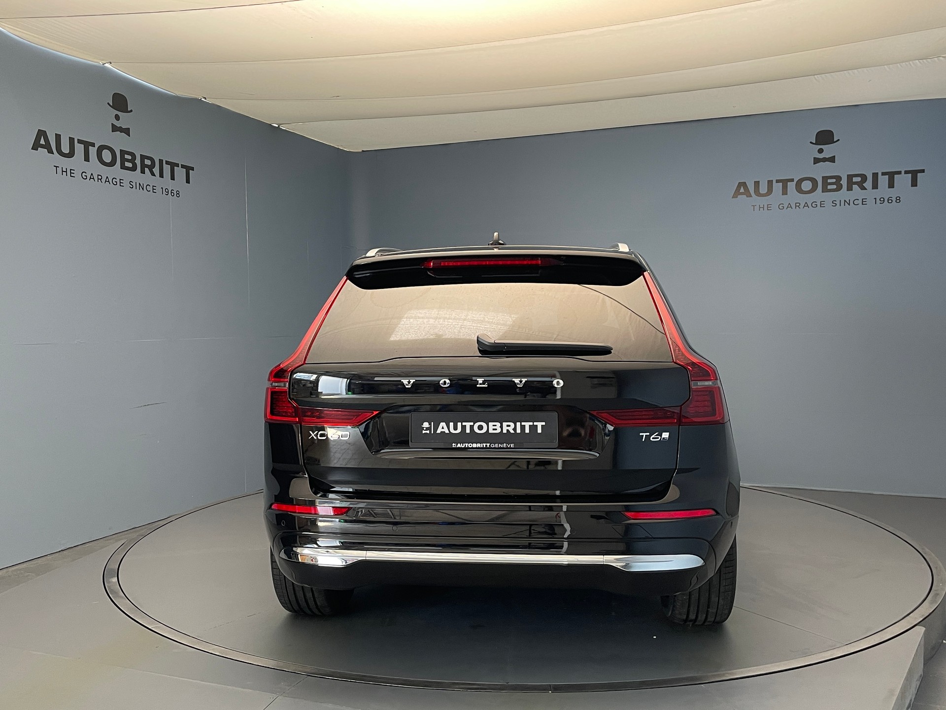 VOLVO XC60 2.0 T6 TE Ultra Bright eAWD-showroom-element-3