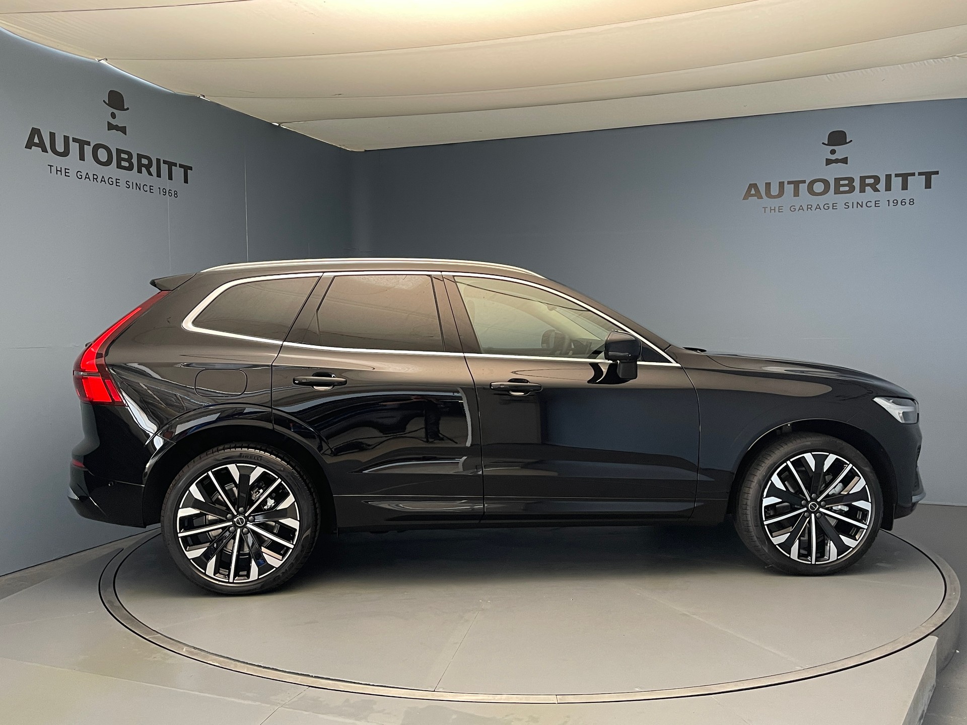 VOLVO XC60 2.0 T6 TE Ultra Bright eAWD-showroom-element-2